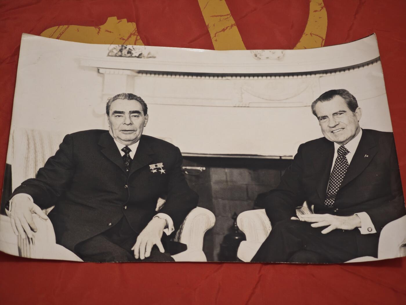 橙子收藏第六期 这是一张冷战“缓和时期”美苏最高领导人勃列日涅夫和尼克松会晤的原版银盐新闻照片，由法国传奇新闻摄影师格克辛·西帕希奥卢拍摄，带有巴黎工作室的版权戳记，是20世纪国际关系史的珍贵视觉见证。