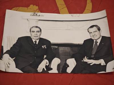 橙子收藏第六期 - 这是一张冷战“缓和时期”美苏最高领导人勃列日涅夫和尼克松会晤的原版银盐新闻照片，由法国传奇新闻摄影师格克辛·西帕希奥卢拍摄，带有巴黎工作室的版权戳记，是20世纪国际关系史的珍贵视觉见证。