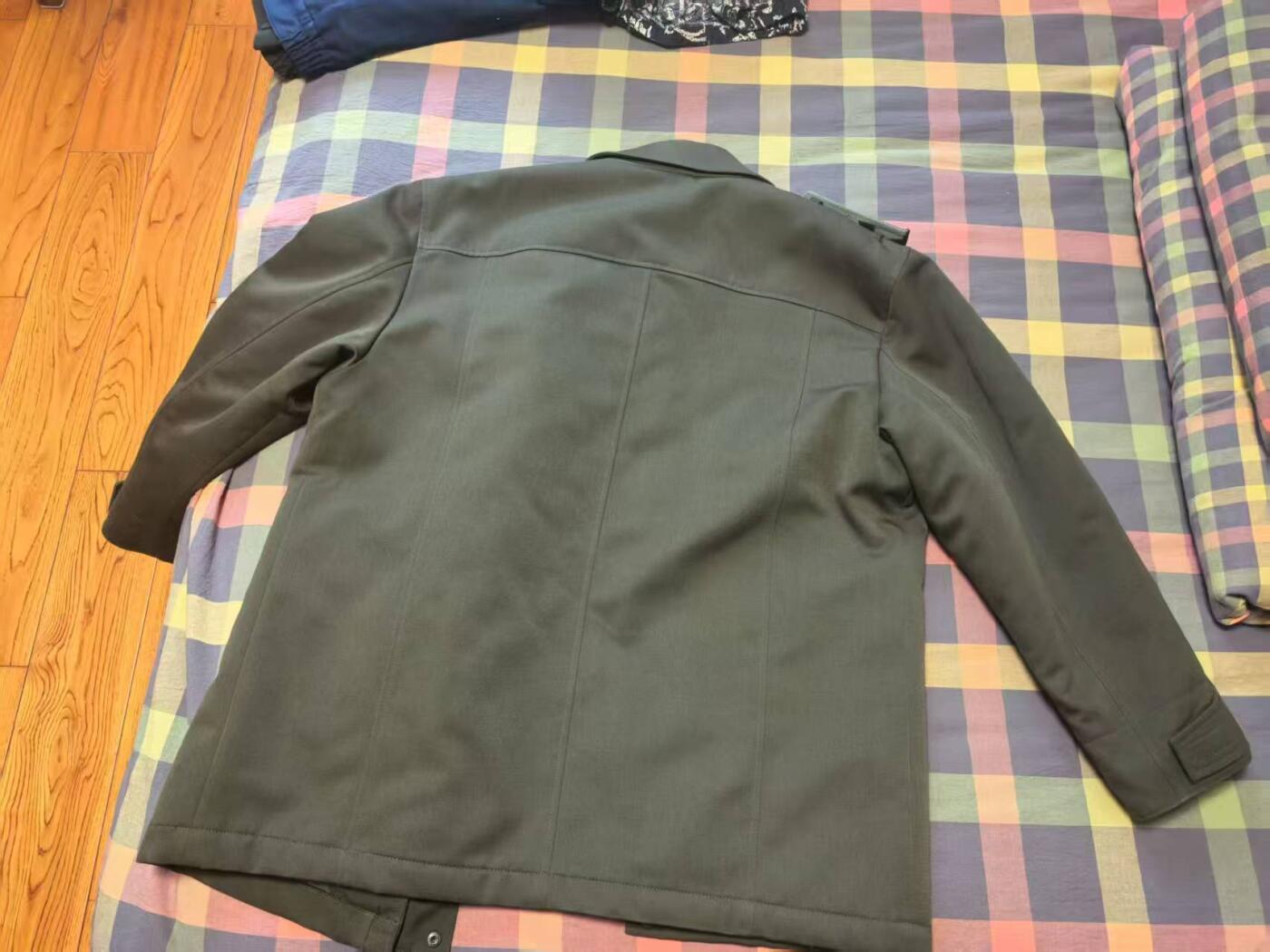 橙子收藏第六期 俄罗斯联邦陆军少将冬季加厚军服（棉服款）肩宽：55cm 胸围：110。属于俄军90年代后列装的制式冬季勤务服装：肩章为单颗星，是俄罗斯陆军少将的标准标识，对应北约OF-6级别，通常担任师长、副军长等职务。由圣彼得堡БТК集团生产，是俄军官方认证的军工企业，代表了俄罗斯军用服装的工艺标准