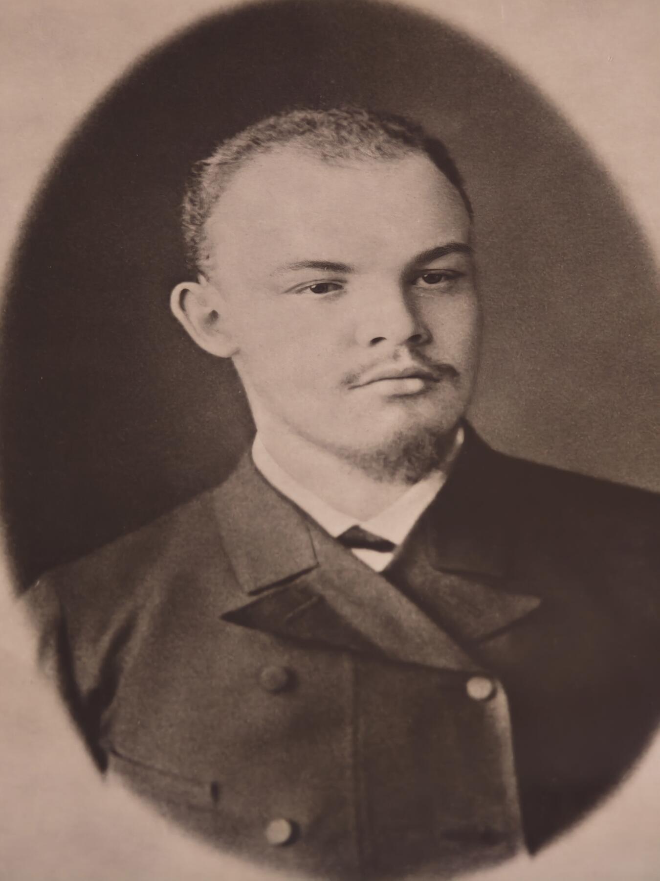 橙子收藏第六期 这是一套1969年苏联官方出版的列宁生平影像集，共4张原版照片，完整记录了弗拉基米尔·列宁从少年到中年的四个关键人生阶段，是极具历史价值的苏联红色藏品