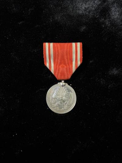 戎马世界章牌大赏，第112期 - 日本赤十字社会员章，银制