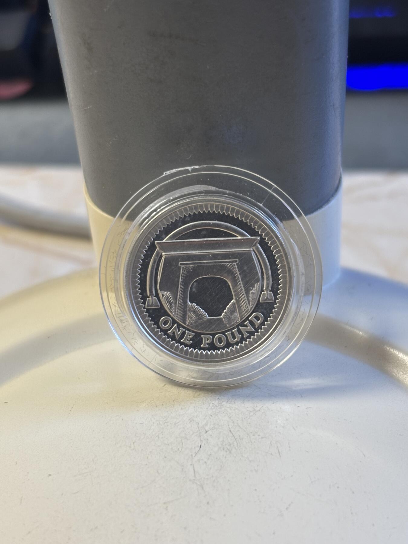 第194期拍卖 英国2006年1镑纪念银币带盒证书，9.5克，925银，有瑕疵