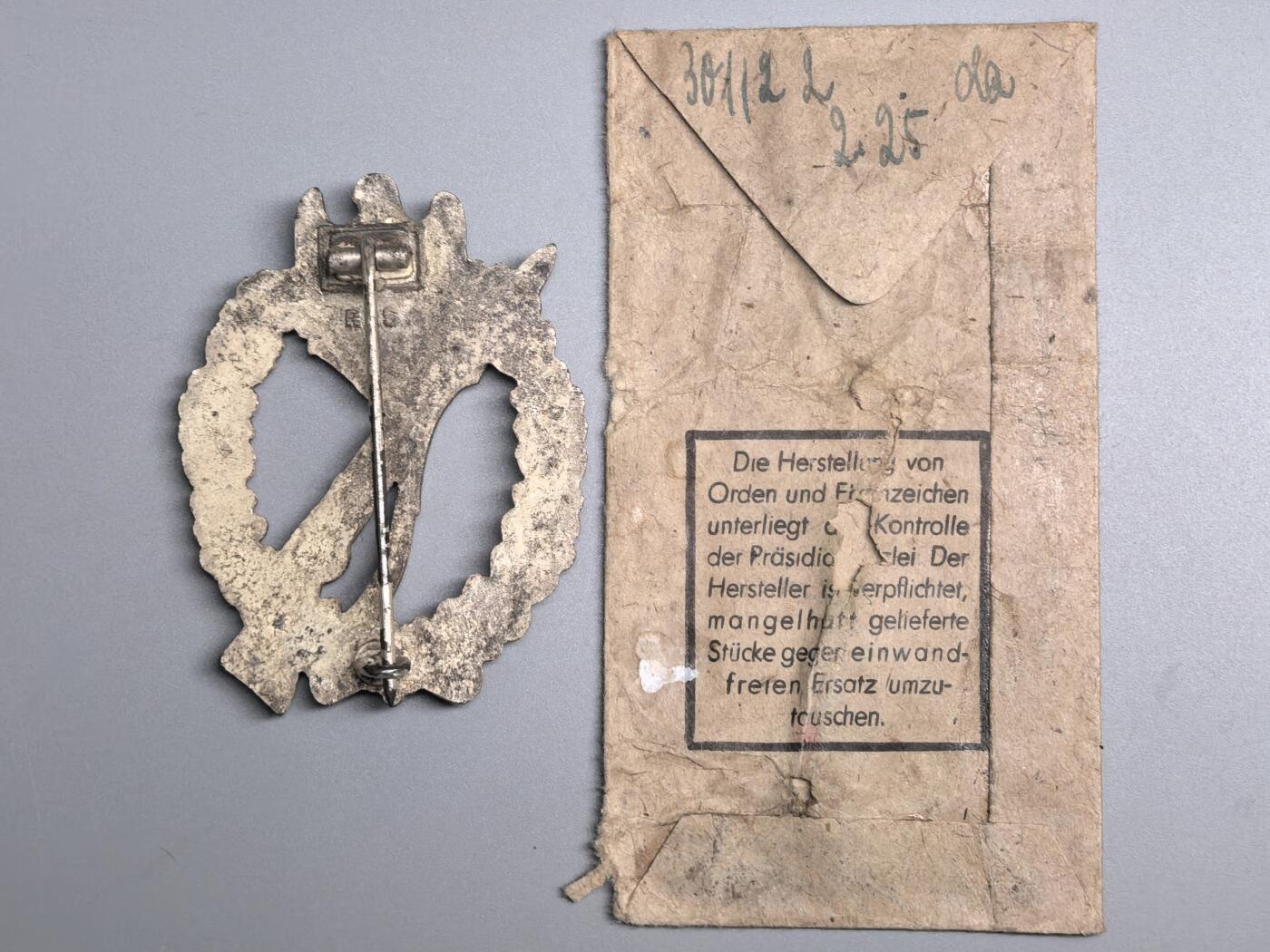 小驴勋章奖章收藏3月21日周六晚六点拍卖（珍爱和平，收藏战争，铭记历史，勿忘国耻，忠党爱国。有偿代拍，送拍规则在简介最后，参拍须阅读规则后再参拍，关系到运费包装发货时效真假辨别等关键信息，拍卖时不再发原图，看大图店主微信码在拍卖店铺介绍里） 德国WWII银级步兵突击奖章，背打R.S.标，RUDOLF SOUVAL-WIEN厂制作，锌合金镀银，鹰头为铸造缺陷，不是磕碰导致，好品，带少见原纸袋