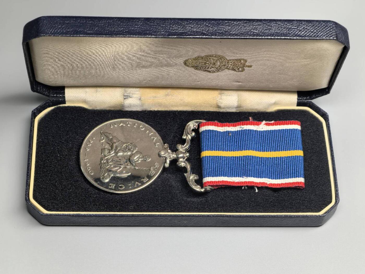 小驴勋章奖章收藏3月21日周六晚六点拍卖（珍爱和平，收藏战争，铭记历史，勿忘国耻，忠党爱国。有偿代拍，送拍规则在简介最后，参拍须阅读规则后再参拍，关系到运费包装发货时效真假辨别等关键信息，拍卖时不再发原图，看大图店主微信码在拍卖店铺介绍里） 英国国家服务奖章带原盒