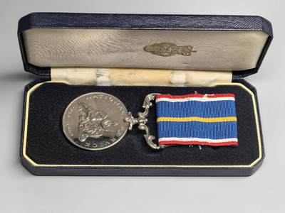 小驴勋章奖章收藏3月21日周六晚六点拍卖（珍爱和平，收藏战争，铭记历史，勿忘国耻，忠党爱国。有偿代拍，送拍规则在简介最后，参拍须阅读规则后再参拍，关系到运费包装发货时效真假辨别等关键信息，拍卖时不再发原图，看大图店主微信码在拍卖店铺介绍里） - 英国国家服务奖章带原盒