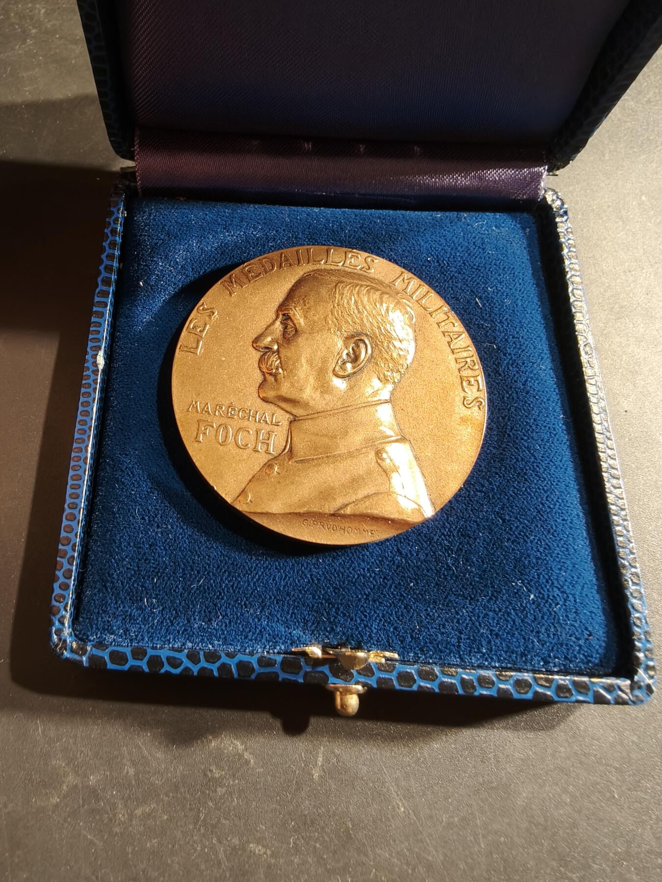 老王徽章第188期 法国福煦元帅军事奖章大铜章    原盒实发     直径50mm     重量77.1g