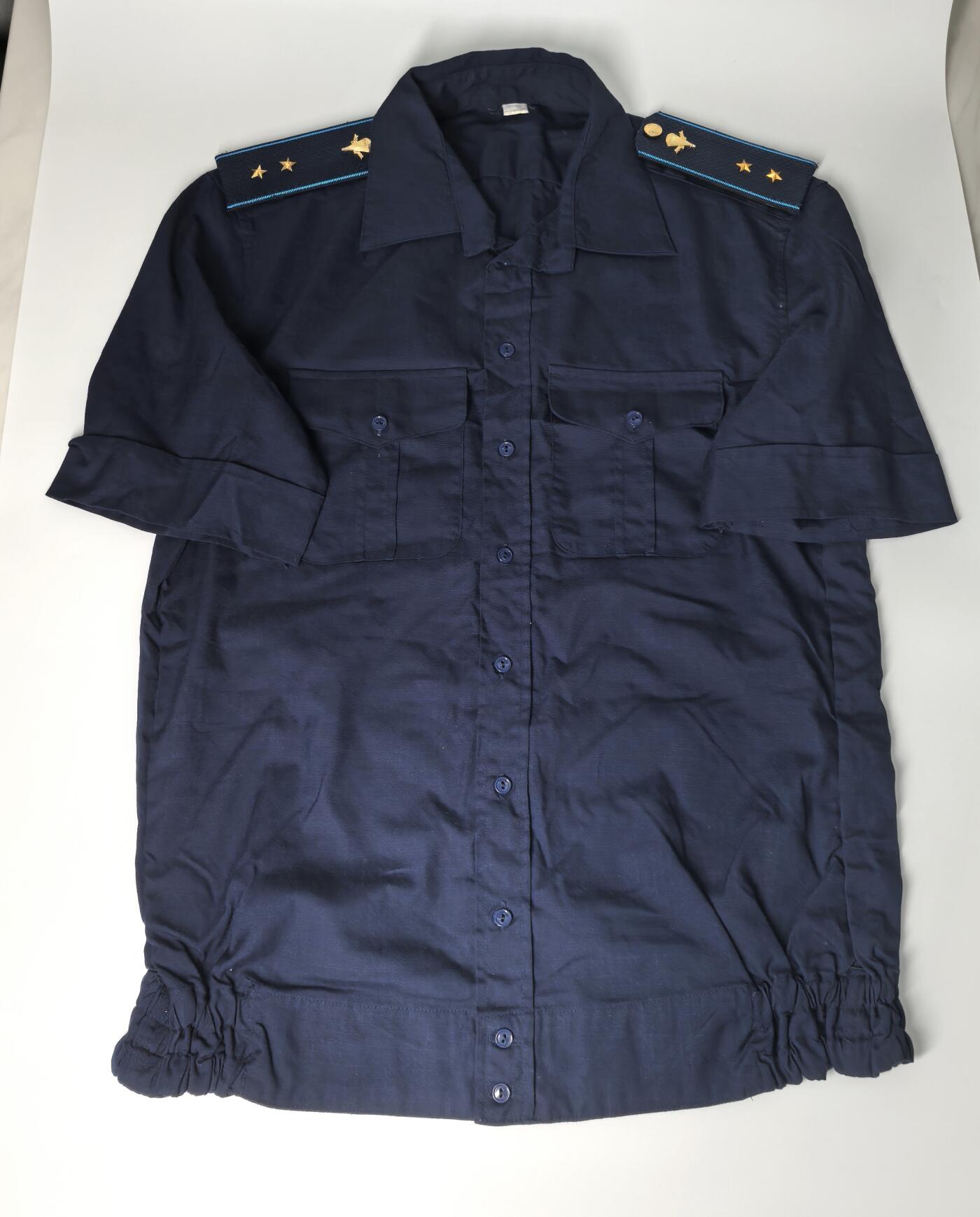 小驴勋章奖章收藏3月21日周六晚六点拍卖（珍爱和平，收藏战争，铭记历史，勿忘国耻，忠党爱国。有偿代拍，送拍规则在简介最后，参拍须阅读规则后再参拍，关系到运费包装发货时效真假辨别等关键信息，拍卖时不再发原图，看大图店主微信码在拍卖店铺介绍里） 俄罗斯空隆兵准尉短袖．肩宽48cm，袖  长28cm，胸围106cm，衣长70cm。