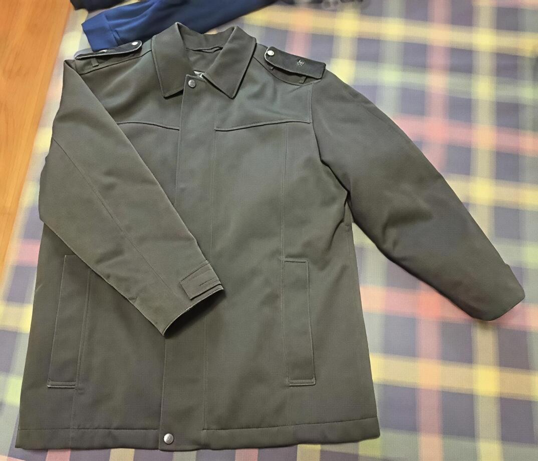 橙子收藏第六期 俄罗斯联邦陆军少将冬季加厚军服（棉服款）肩宽：55cm 胸围：110。属于俄军90年代后列装的制式冬季勤务服装：肩章为单颗星，是俄罗斯陆军少将的标准标识，对应北约OF-6级别，通常担任师长、副军长等职务。由圣彼得堡БТК集团生产，是俄军官方认证的军工企业，代表了俄罗斯军用服装的工艺标准