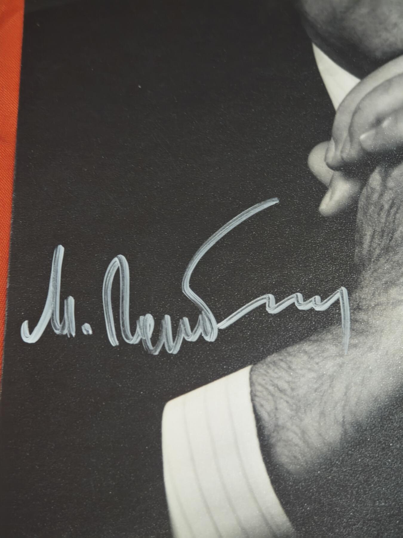 橙子收藏第六期 米哈伊尔·戈尔巴乔夫（Михаил Горбачёв）的亲笔签名黑白肖像照，是苏联最后一任最高领导人的珍贵影像藏品，兼具历史与收藏价值。