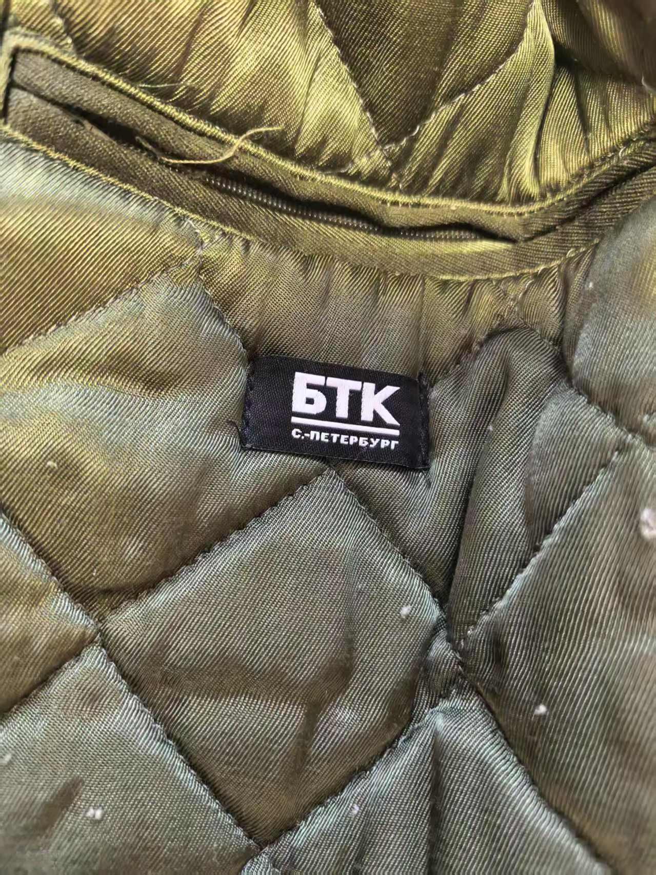 橙子收藏第六期 俄罗斯联邦陆军少将冬季加厚军服（棉服款）肩宽：55cm 胸围：110。属于俄军90年代后列装的制式冬季勤务服装：肩章为单颗星，是俄罗斯陆军少将的标准标识，对应北约OF-6级别，通常担任师长、副军长等职务。由圣彼得堡БТК集团生产，是俄军官方认证的军工企业，代表了俄罗斯军用服装的工艺标准