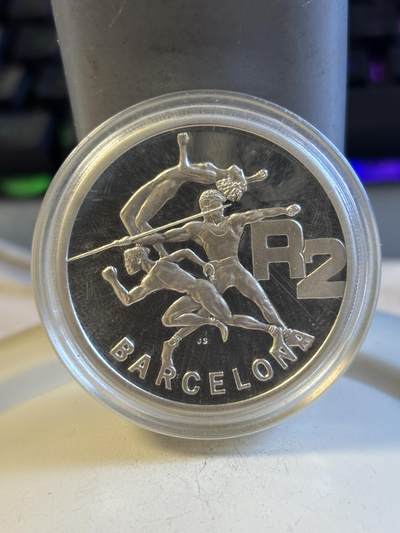 第194期拍卖 - 南非1992年奥运会传递火炬1盎司纪念银币,925银，33.63克，塑料盒打不开，币有氧化