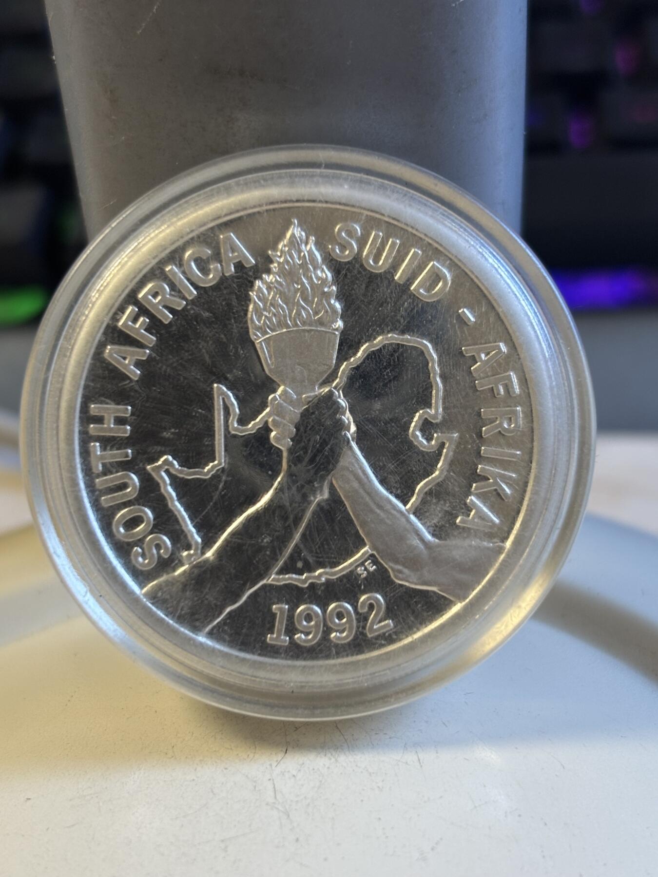 第194期拍卖 南非1992年奥运会传递火炬1盎司纪念银币,925银，33.63克银价270，塑料盒打不开，币有氧化