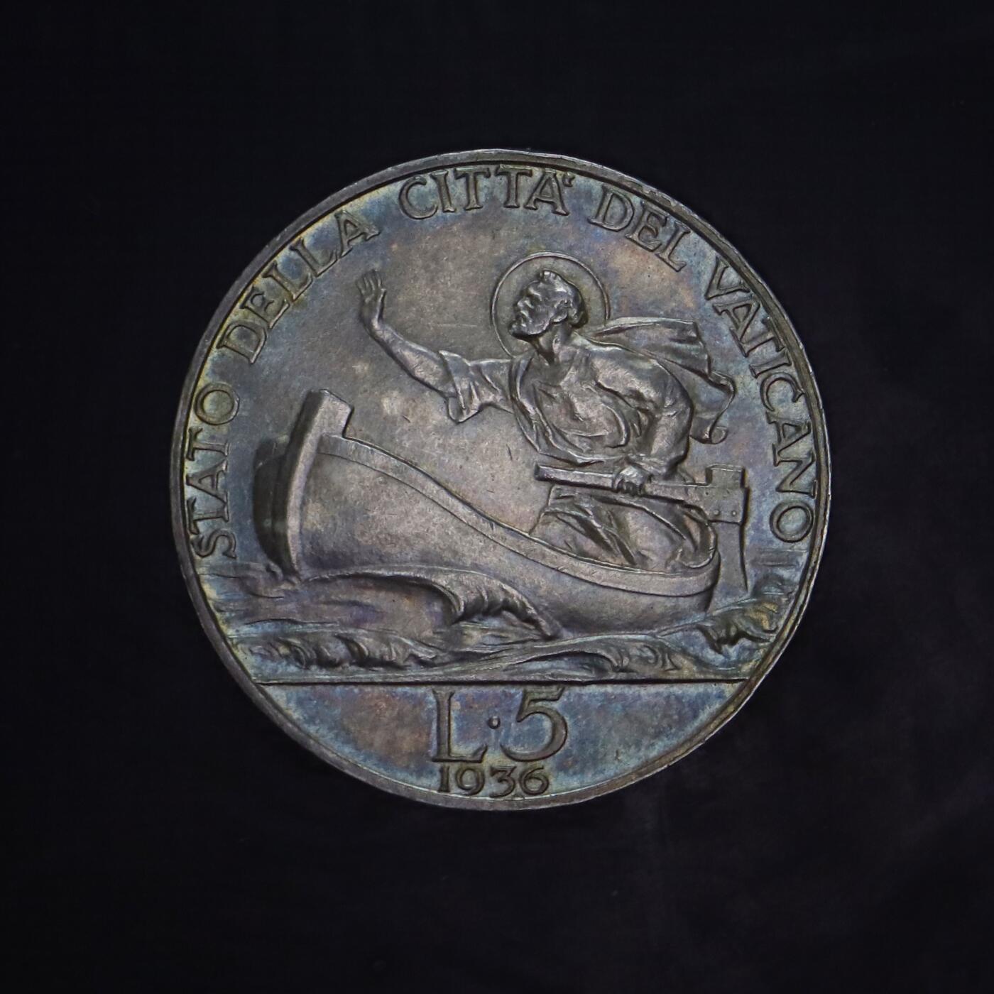 观钱 近现代机制币拍卖No.005（全场顺丰包邮，不区分偏远地区）  梵蒂冈 1936 年庇护十一世 “圣彼得渡海”5 里拉银币，高浮雕肖像，教袍纹饰细腻，十字与权杖元素象征宗教权威，表面带有自然的五彩包浆，质感温润厚重。