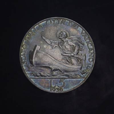 观钱 近现代机制币拍卖No.005（全场顺丰包邮，不区分偏远地区）  - 梵蒂冈 1936 年庇护十一世 “圣彼得渡海”5 里拉银币，高浮雕肖像，教袍纹饰细腻，十字与权杖元素象征宗教权威，表面带有自然的五彩包浆，质感温润厚重。
