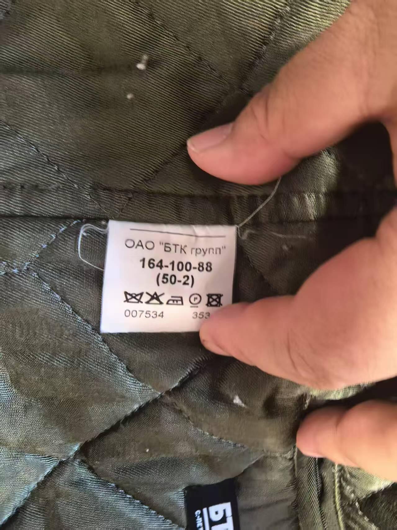 橙子收藏第六期 俄罗斯联邦陆军少将冬季加厚军服（棉服款）肩宽：55cm 胸围：110。属于俄军90年代后列装的制式冬季勤务服装：肩章为单颗星，是俄罗斯陆军少将的标准标识，对应北约OF-6级别，通常担任师长、副军长等职务。由圣彼得堡БТК集团生产，是俄军官方认证的军工企业，代表了俄罗斯军用服装的工艺标准