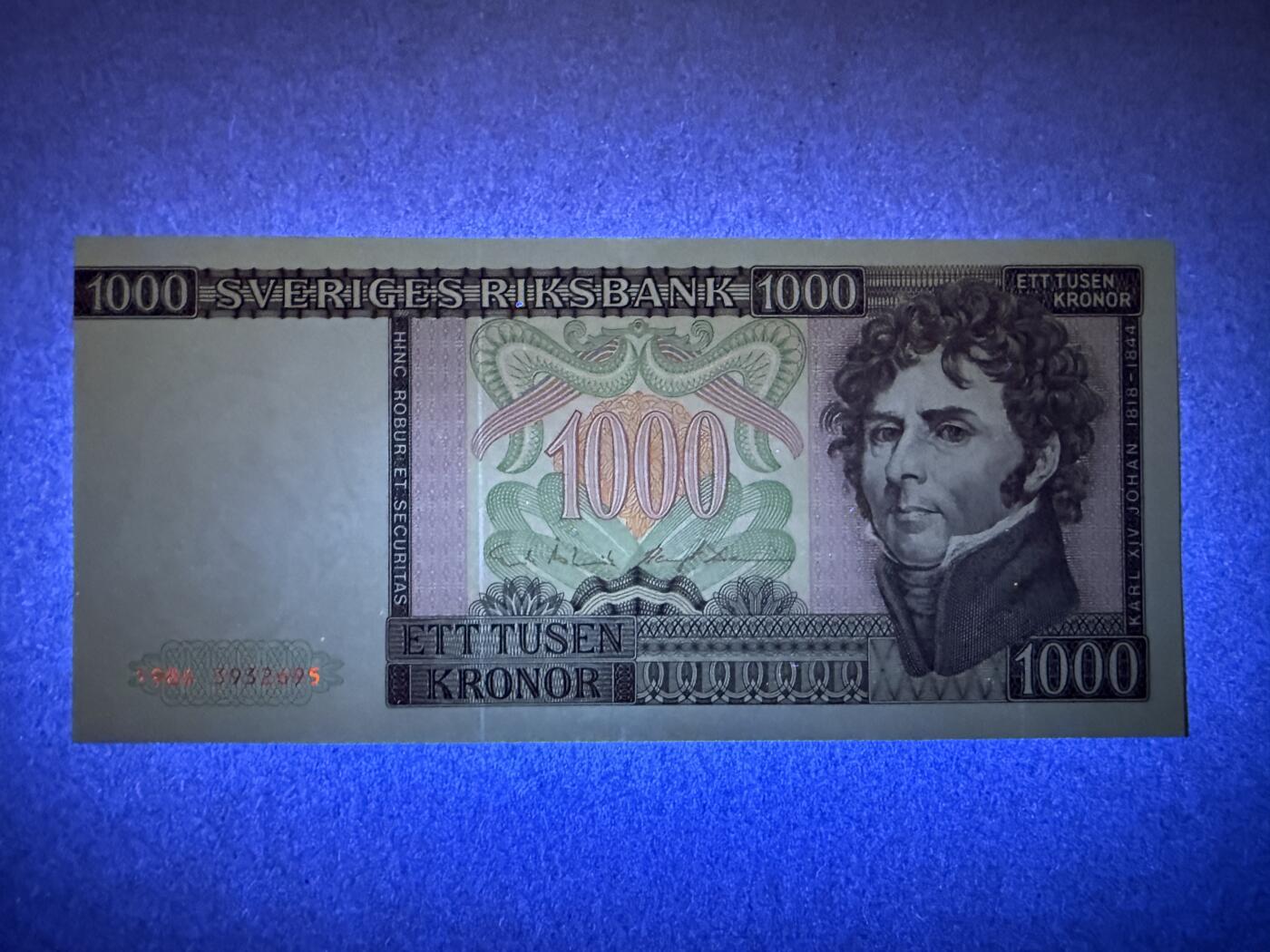 《艾美收藏》第237期-3.22周日外币强钞白金场 瑞典1000克朗 AU 1986年 瑞典国王卡尔十四世 稀少版本 有道不明显的暗折(肉眼几乎不可见) 无47