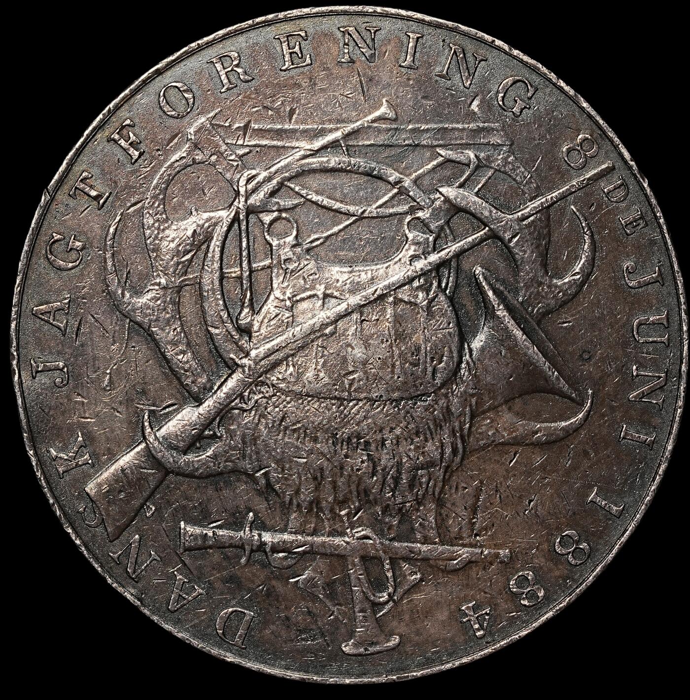 修遠堂世界钱币第108期  1884年丹麦狩猎协会大银章，50.21mm，78.94g，边缘有压痕