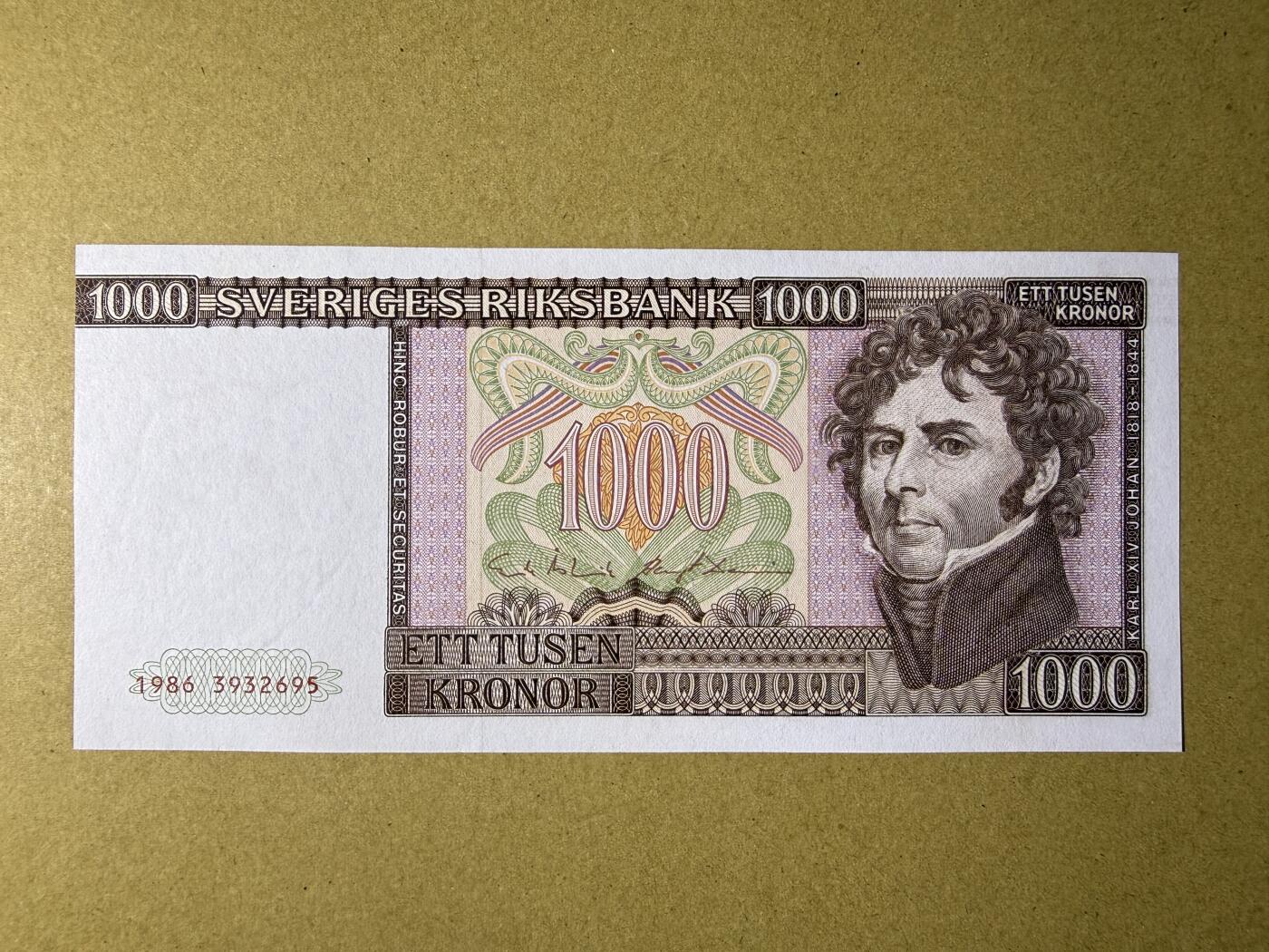 《艾美收藏》第237期-3.22周日外币强钞白金场 瑞典1000克朗 AU 1986年 瑞典国王卡尔十四世 稀少版本 有道不明显的暗折(肉眼几乎不可见) 无47