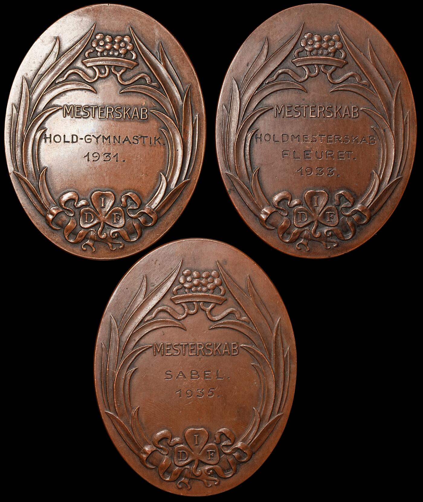 修遠堂世界钱币第108期 1931-1935年丹麦体育锦标赛铜质奖章三枚，分别长73.10，73.45，73，41mm，重78.54，82.35，81.31g，一枚边有伤