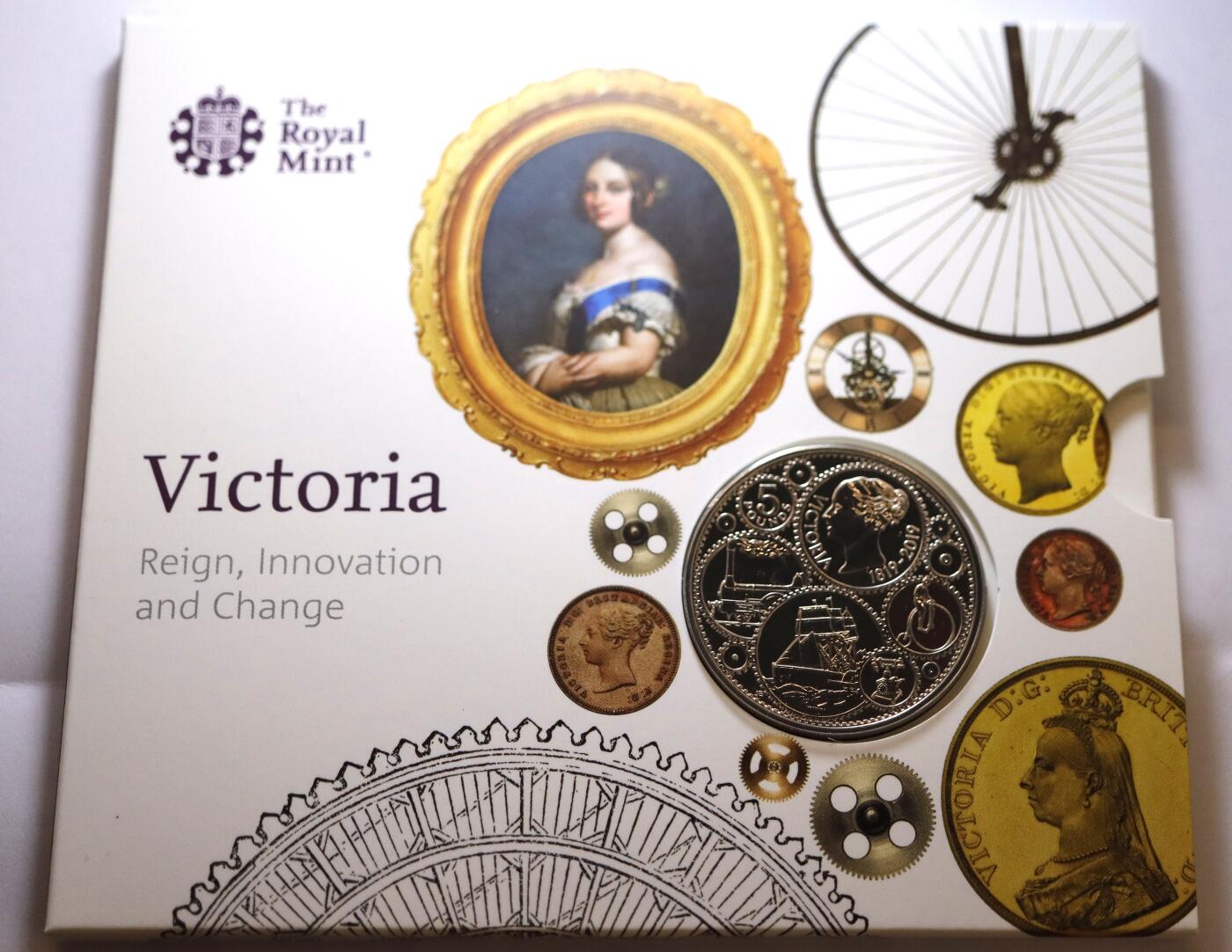观钱 近现代机制币拍卖No.005（全场顺丰包邮，不区分偏远地区）  英国皇家造币厂 维多利亚女王诞辰 200 周年 5 英镑纪念币套装，彩页小册浓缩了维多利亚时代的工业成就与帝国荣光