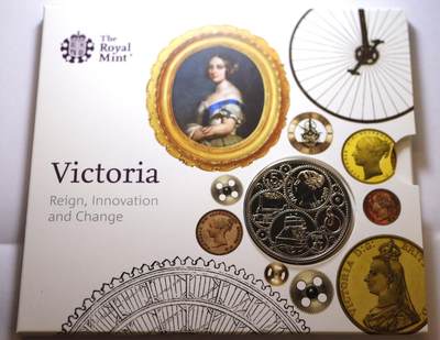 观钱 近现代机制币拍卖No.005（全场顺丰包邮，不区分偏远地区）  - 英国皇家造币厂 维多利亚女王诞辰 200 周年 5 英镑纪念币套装，彩页小册浓缩了维多利亚时代的工业成就与帝国荣光