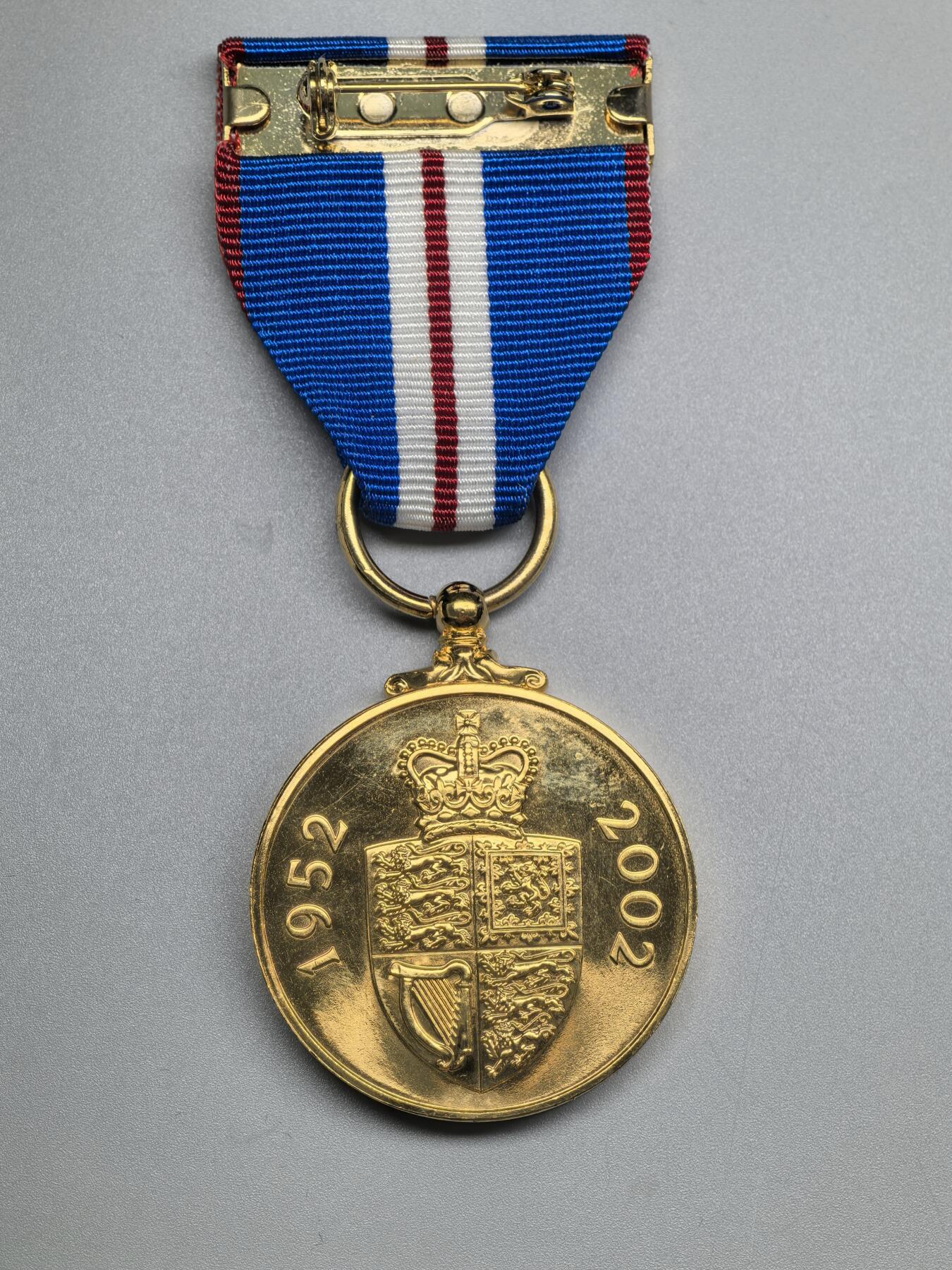 小驴勋章奖章收藏3月21日周六晚六点拍卖（珍爱和平，收藏战争，铭记历史，勿忘国耻，忠党爱国。有偿代拍，送拍规则在简介最后，参拍须阅读规则后再参拍，关系到运费包装发货时效真假辨别等关键信息，拍卖时不再发原图，看大图店主微信码在拍卖店铺介绍里） 英国伊丽莎白二世加冕50周年纪念奖章，带原盒