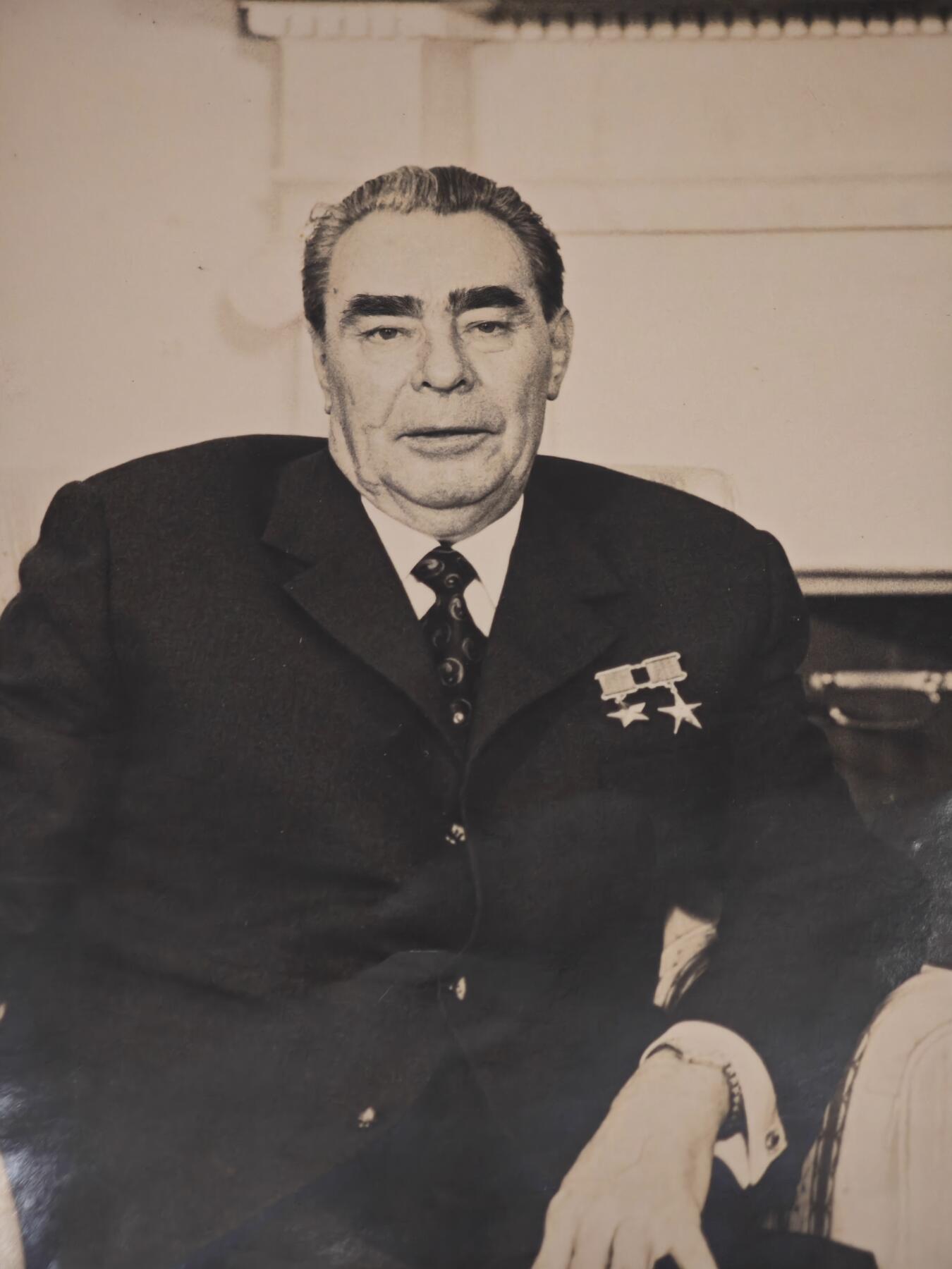 橙子收藏第六期 这是一张冷战“缓和时期”美苏最高领导人勃列日涅夫和尼克松会晤的原版银盐新闻照片，由法国传奇新闻摄影师格克辛·西帕希奥卢拍摄，带有巴黎工作室的版权戳记，是20世纪国际关系史的珍贵视觉见证。