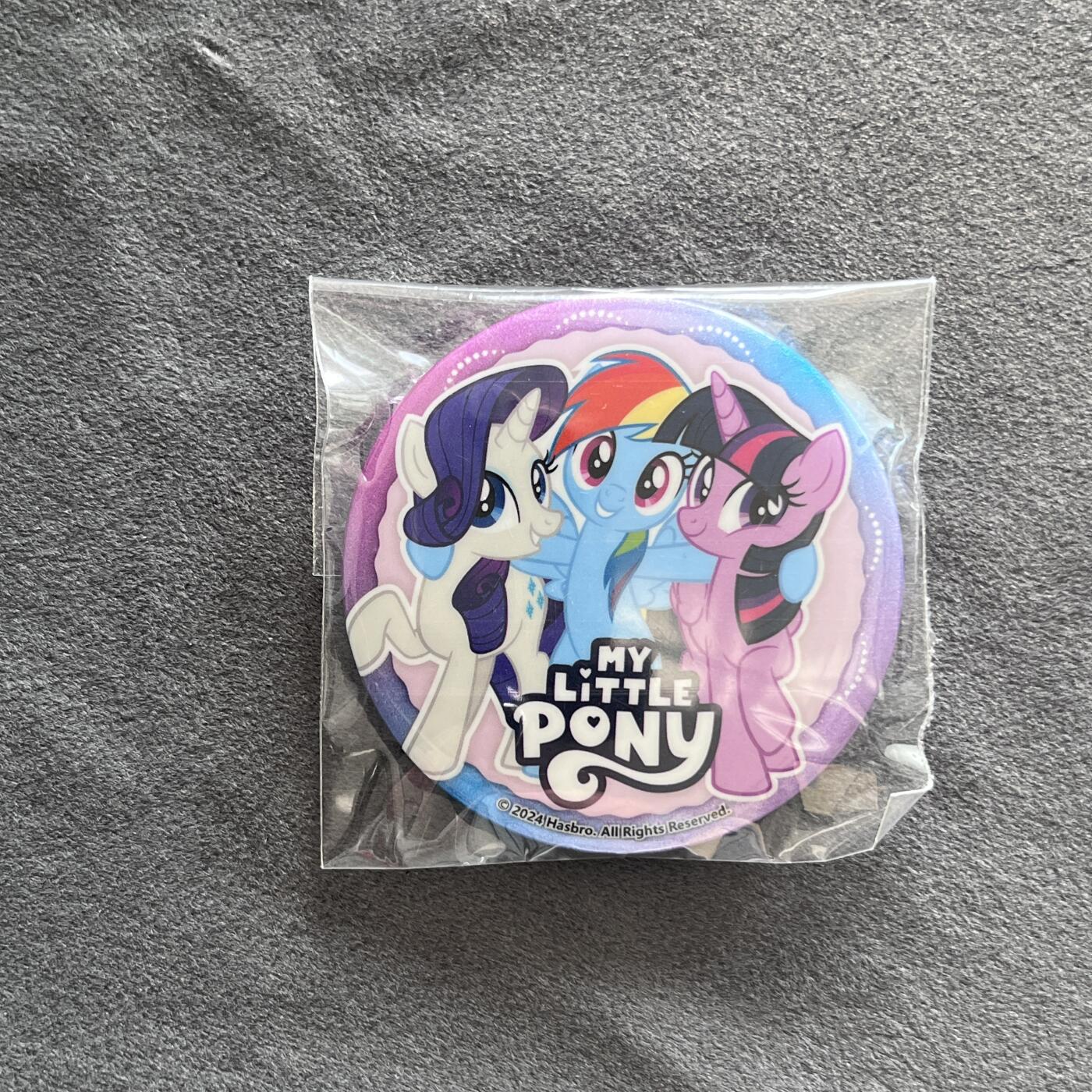 锦色铺子的潮玩第八期 🌸🌸🌸🌸 🌸🌸   小马宝莉云宝、珍奇  紫悦 合影 吧唧