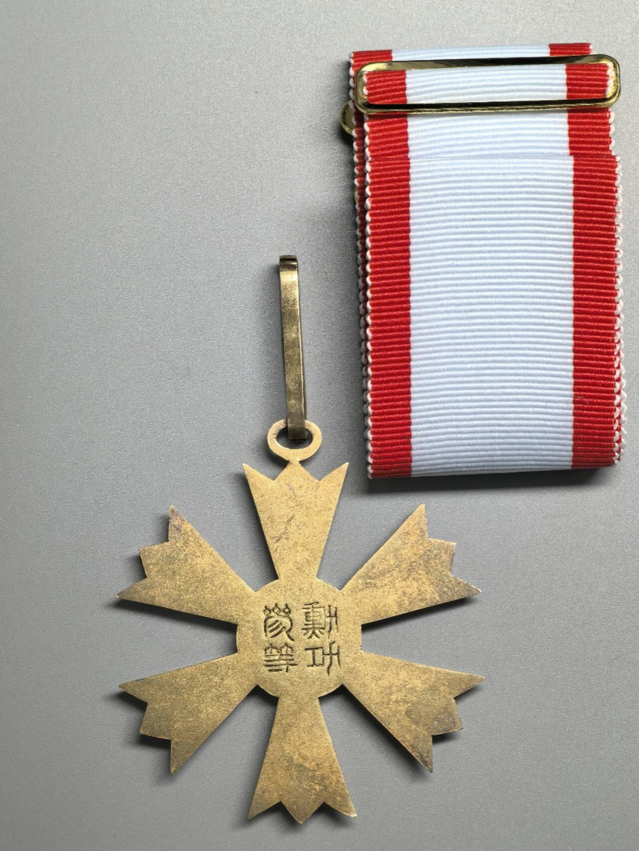 小驴勋章奖章收藏3月21日周六晚六点拍卖（珍爱和平，收藏战争，铭记历史，勿忘国耻，忠党爱国。有偿代拍，送拍规则在简介最后，参拍须阅读规则后再参拍，关系到运费包装发货时效真假辨别等关键信息，拍卖时不再发原图，看大图店主微信码在拍卖店铺介绍里） 韩国三等八卦勋章，大修，请自行判断，绶带后配
