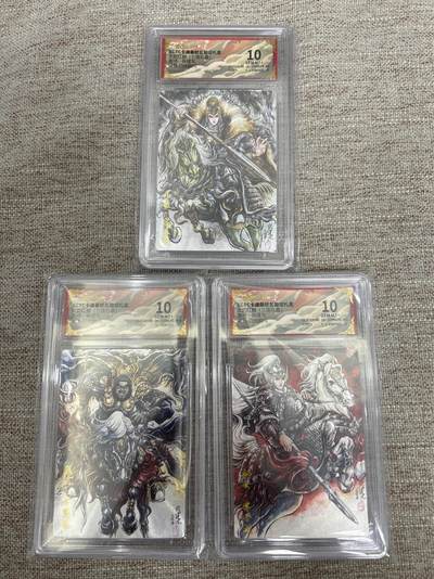 喜灰玩卡拍卖第五期，接拍品0佣金，欢迎送拍，释放现金流，让自己有资金可以购买更多喜欢的卡牌，让别的卡友能淘到更多心仪的卡牌 - 卡德曼 张建东老师绘 马超 、赵云、张飞 一组三张 折光粗闪 GEM MT+