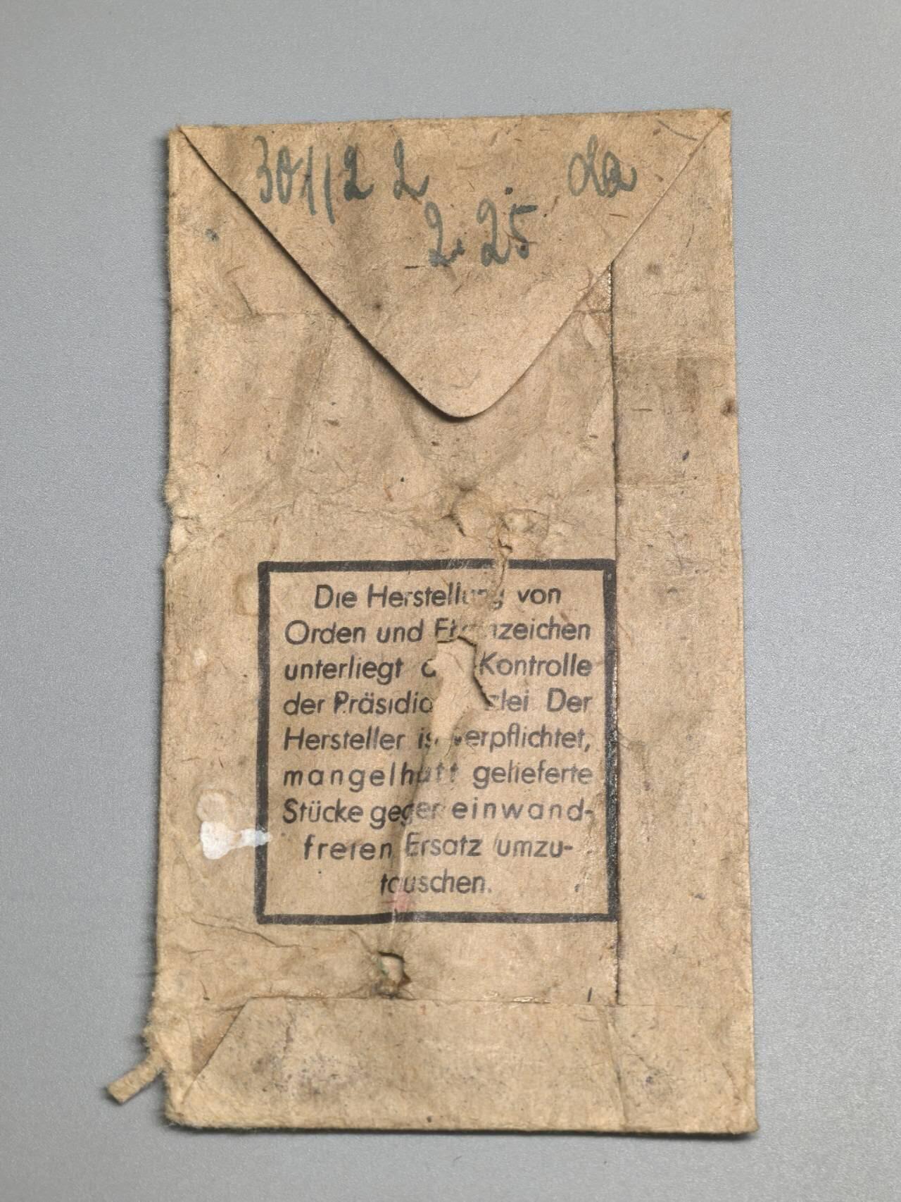 小驴勋章奖章收藏3月21日周六晚六点拍卖（珍爱和平，收藏战争，铭记历史，勿忘国耻，忠党爱国。有偿代拍，送拍规则在简介最后，参拍须阅读规则后再参拍，关系到运费包装发货时效真假辨别等关键信息，拍卖时不再发原图，看大图店主微信码在拍卖店铺介绍里） 德国WWII银级步兵突击奖章，背打R.S.标，RUDOLF SOUVAL-WIEN厂制作，锌合金镀银，鹰头为铸造缺陷，不是磕碰导致，好品，带少见原纸袋