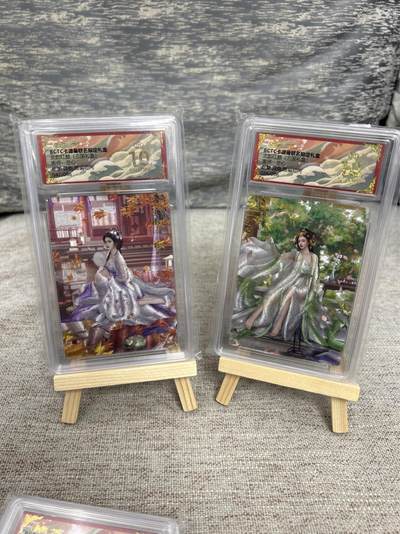 喜灰玩卡拍卖第五期，接拍品0佣金，欢迎送拍，释放现金流，让自己有资金可以购买更多喜欢的卡牌，让别的卡友能淘到更多心仪的卡牌 - 【爆金限编】卡德曼 兰心老师绘 赵粲 异色 、杨芷异色 限编粗闪 PRISTINE