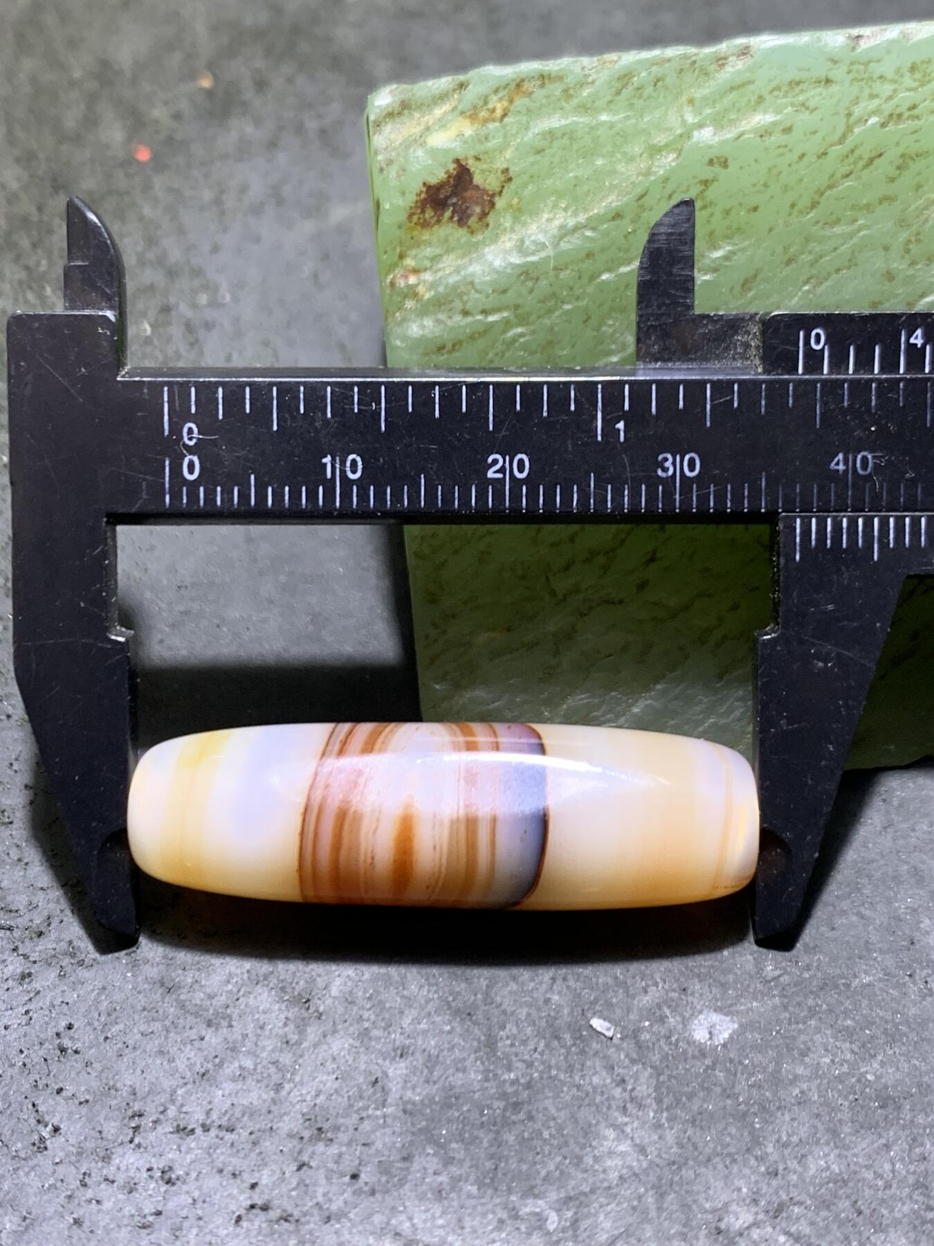 高玉化千层纹巴西玛瑙随形通货桶珠一个，