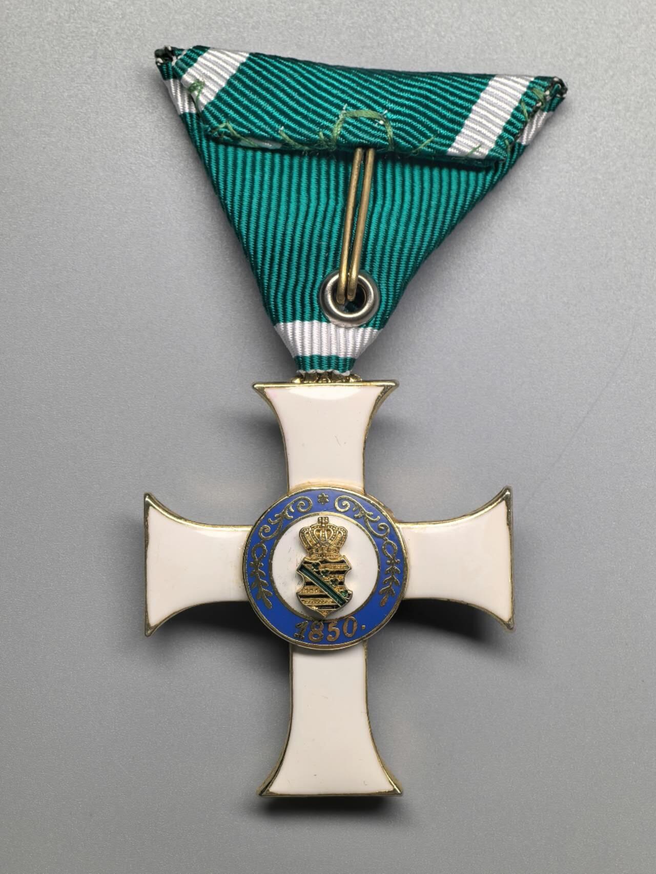 小驴勋章奖章收藏3月21日周六晚六点拍卖（珍爱和平，收藏战争，铭记历史，勿忘国耻，忠党爱国。有偿代拍，送拍规则在简介最后，参拍须阅读规则后再参拍，关系到运费包装发货时效真假辨别等关键信息，拍卖时不再发原图，看大图店主微信码在拍卖店铺介绍里）