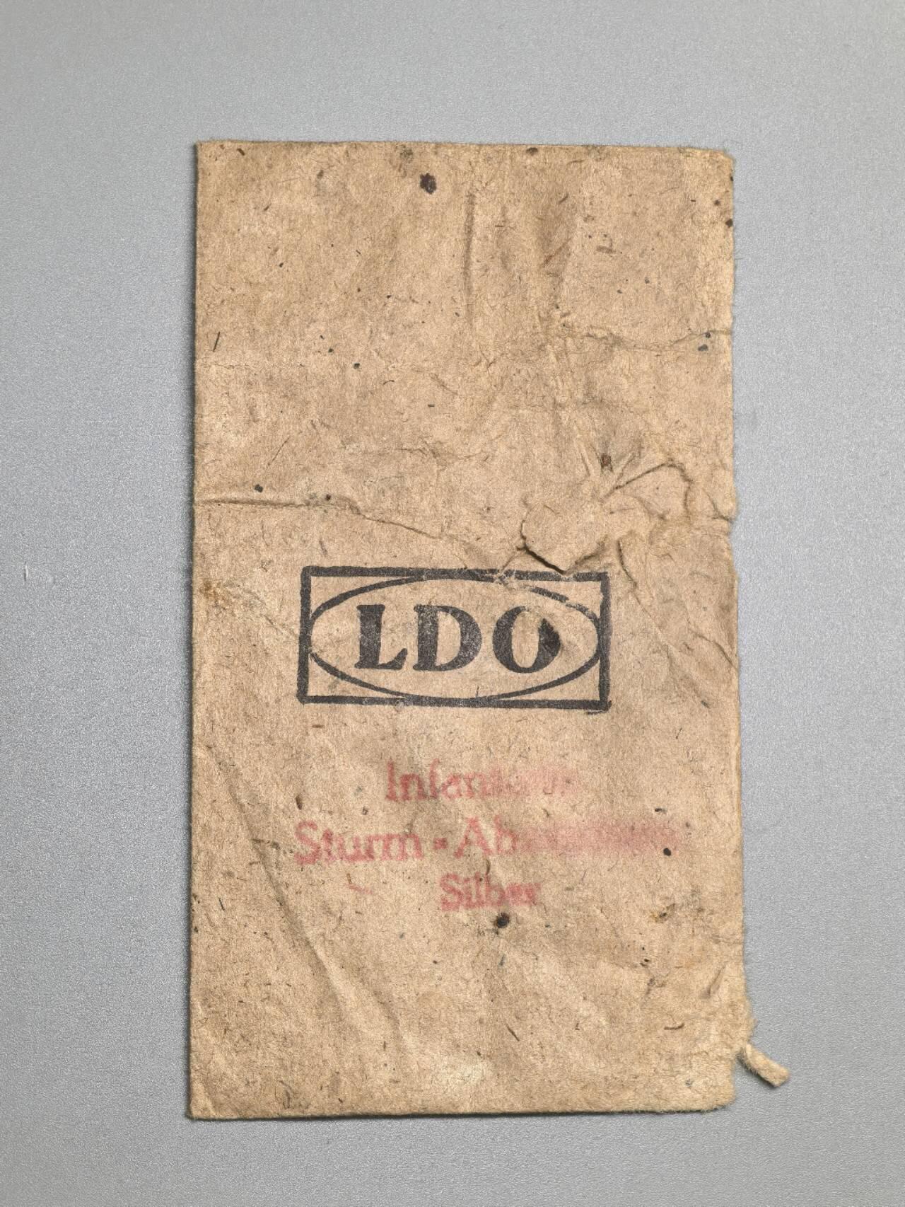 小驴勋章奖章收藏3月21日周六晚六点拍卖（珍爱和平，收藏战争，铭记历史，勿忘国耻，忠党爱国。有偿代拍，送拍规则在简介最后，参拍须阅读规则后再参拍，关系到运费包装发货时效真假辨别等关键信息，拍卖时不再发原图，看大图店主微信码在拍卖店铺介绍里） 德国WWII银级步兵突击奖章，背打R.S.标，RUDOLF SOUVAL-WIEN厂制作，锌合金镀银，鹰头为铸造缺陷，不是磕碰导致，好品，带少见原纸袋