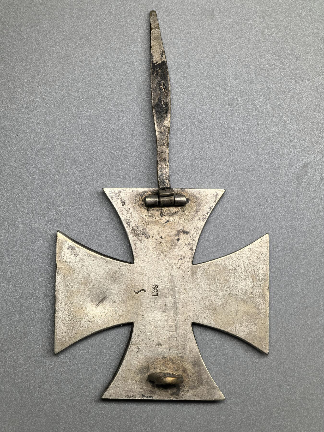 小驴勋章奖章收藏3月21日周六晚六点拍卖（珍爱和平，收藏战争，铭记历史，勿忘国耻，忠党爱国。有偿代拍，送拍规则在简介最后，参拍须阅读规则后再参拍，关系到运费包装发货时效真假辨别等关键信息，拍卖时不再发原图，看大图店主微信码在拍卖店铺介绍里） 得三EKI，铁质核心黑漆，漆起皮，背打少见~L59厂标（Alois Rettenmeyer Schwabisch-Gmünd）