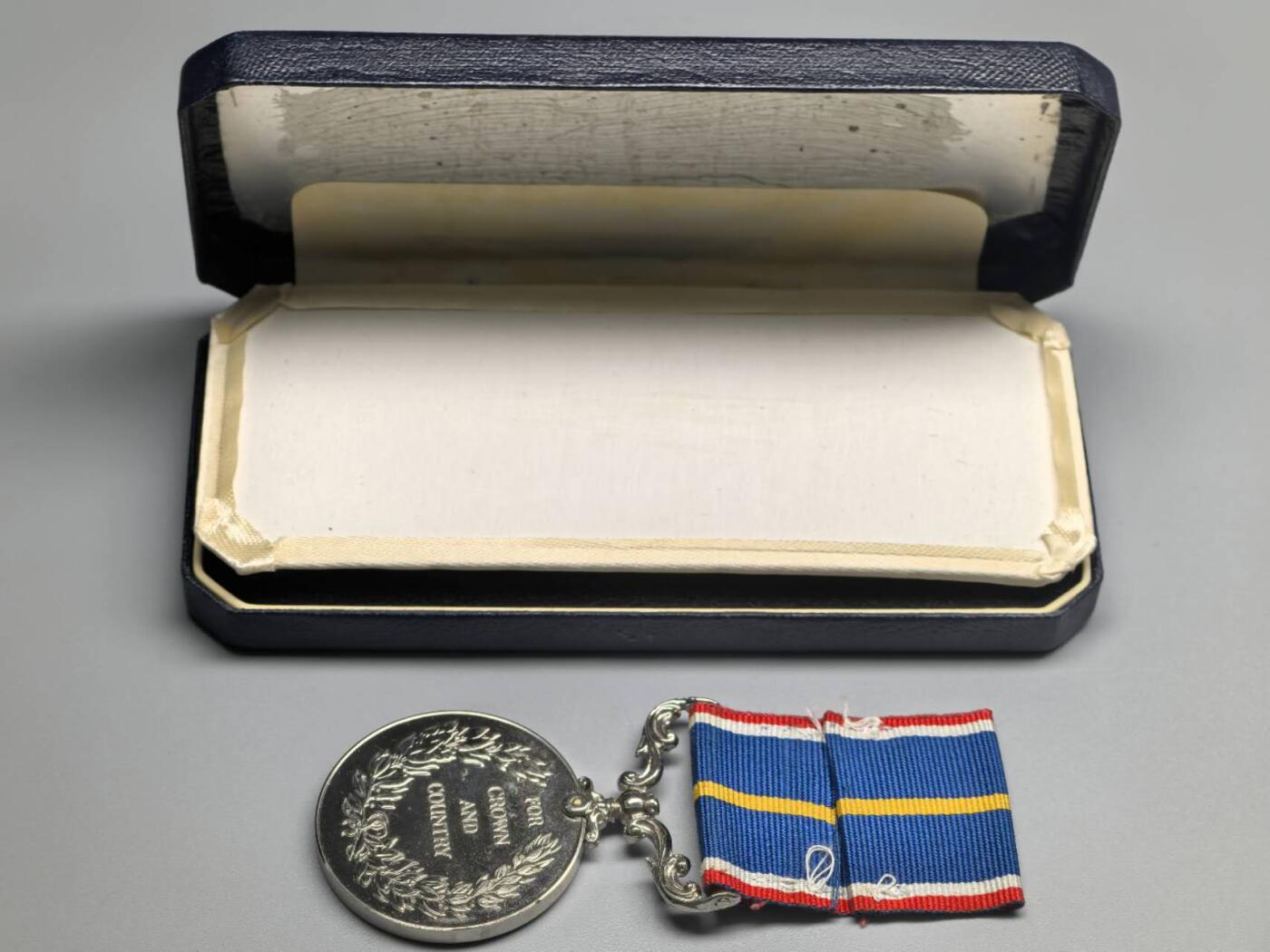 小驴勋章奖章收藏3月21日周六晚六点拍卖（珍爱和平，收藏战争，铭记历史，勿忘国耻，忠党爱国。有偿代拍，送拍规则在简介最后，参拍须阅读规则后再参拍，关系到运费包装发货时效真假辨别等关键信息，拍卖时不再发原图，看大图店主微信码在拍卖店铺介绍里） 英国国家服务奖章带原盒