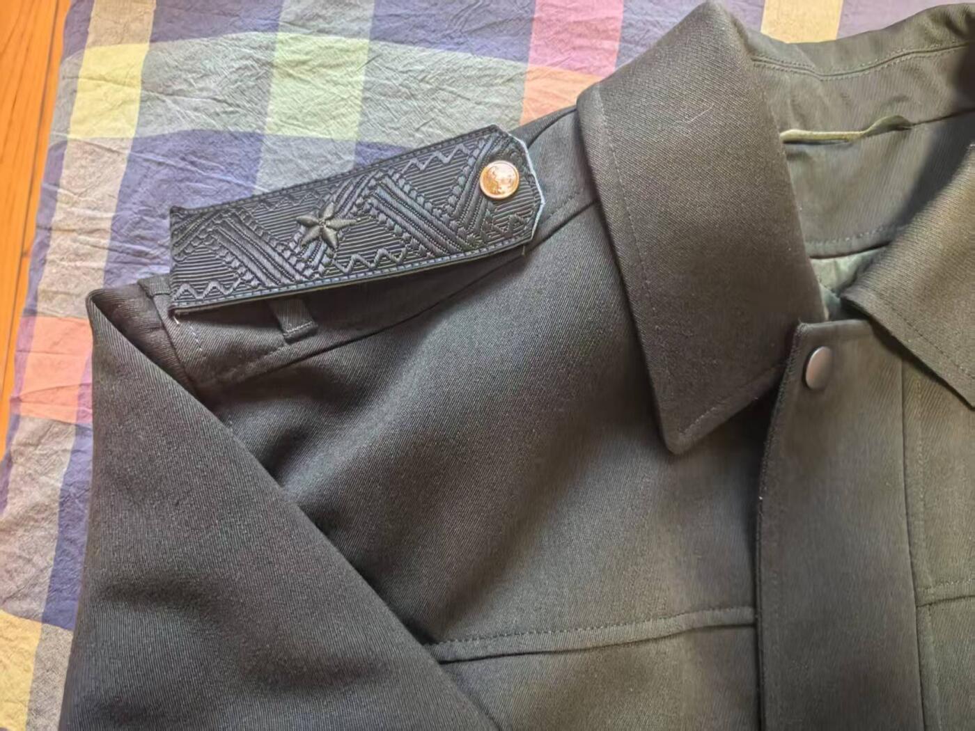 橙子收藏第六期 俄罗斯联邦陆军少将冬季加厚军服（棉服款）肩宽：55cm 胸围：110。属于俄军90年代后列装的制式冬季勤务服装：肩章为单颗星，是俄罗斯陆军少将的标准标识，对应北约OF-6级别，通常担任师长、副军长等职务。由圣彼得堡БТК集团生产，是俄军官方认证的军工企业，代表了俄罗斯军用服装的工艺标准