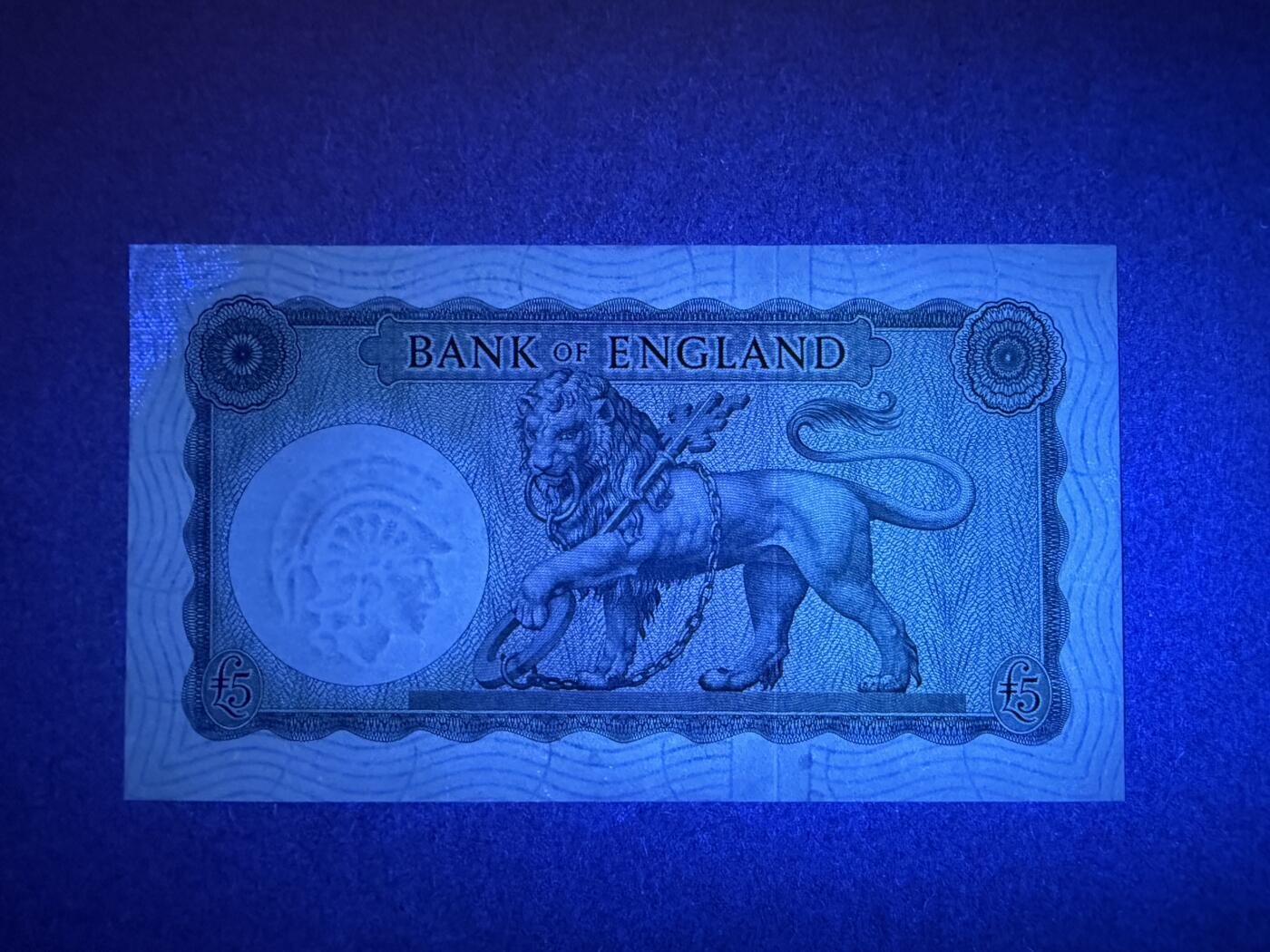 《艾美收藏》第237期-3.22周日外币强钞白金场 英格兰5镑 UNC B序列 1957年更贵的实心版本 一个角有荧光