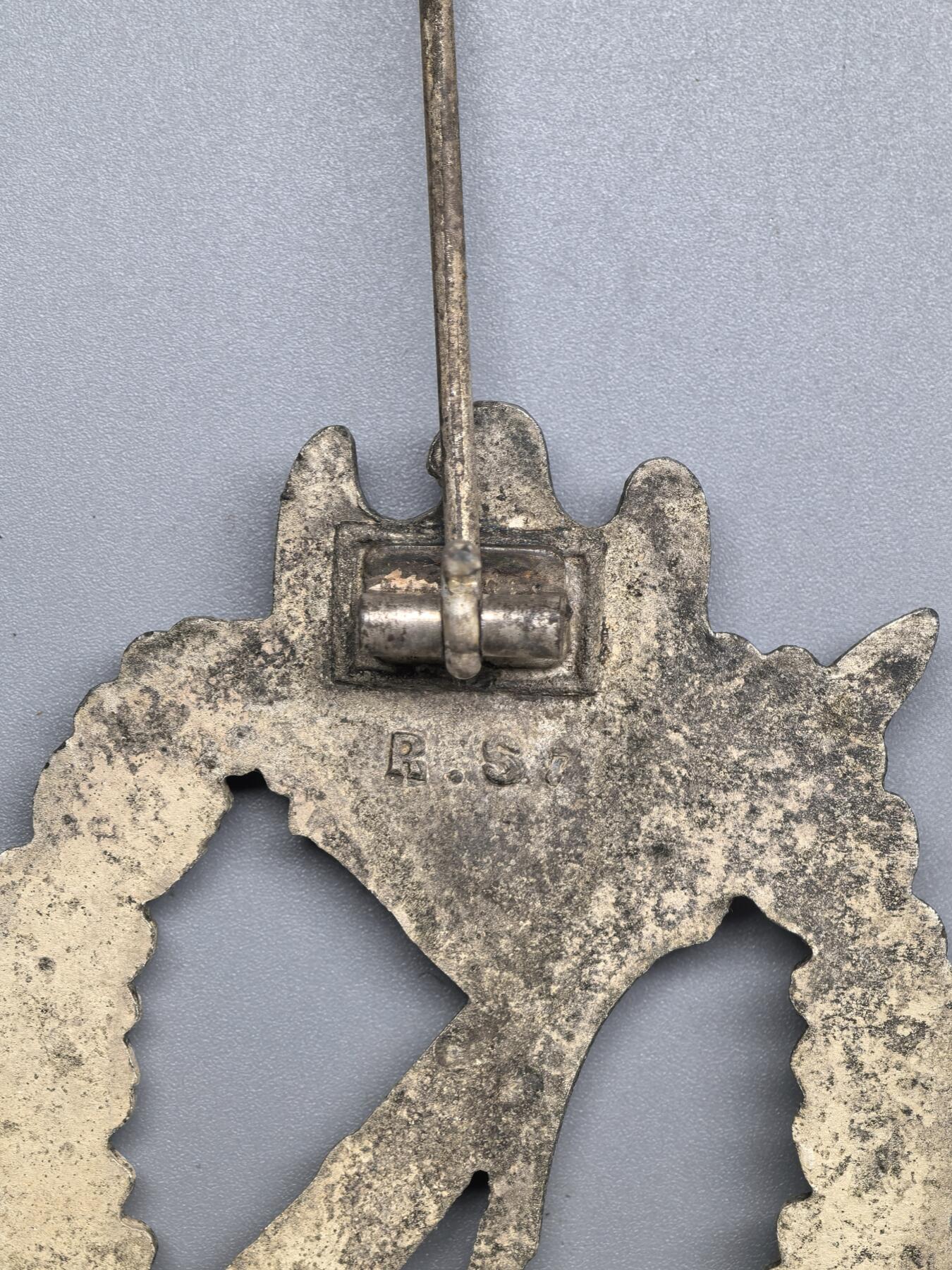 小驴勋章奖章收藏3月21日周六晚六点拍卖（珍爱和平，收藏战争，铭记历史，勿忘国耻，忠党爱国。有偿代拍，送拍规则在简介最后，参拍须阅读规则后再参拍，关系到运费包装发货时效真假辨别等关键信息，拍卖时不再发原图，看大图店主微信码在拍卖店铺介绍里） 德国WWII银级步兵突击奖章，背打R.S.标，RUDOLF SOUVAL-WIEN厂制作，锌合金镀银，鹰头为铸造缺陷，不是磕碰导致，好品，带少见原纸袋