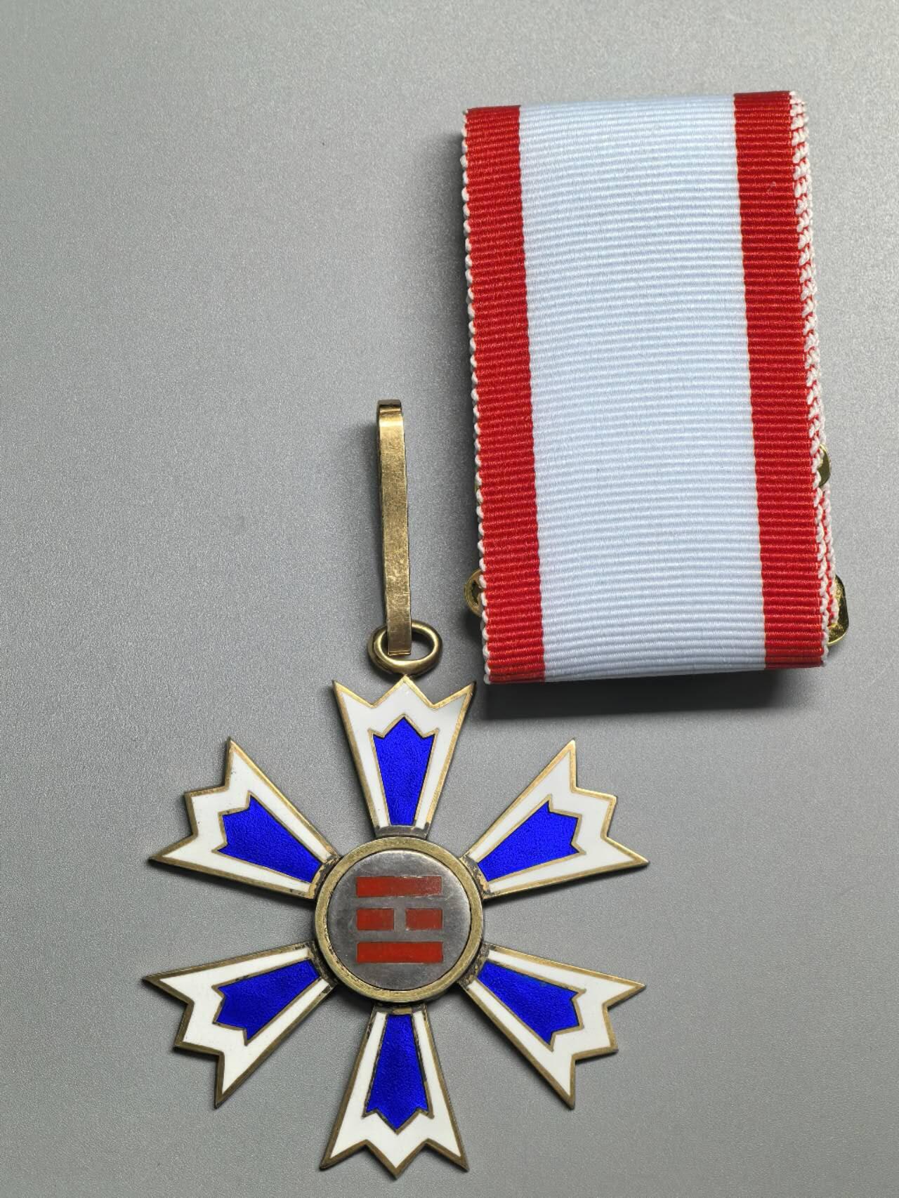 小驴勋章奖章收藏3月21日周六晚六点拍卖（珍爱和平，收藏战争，铭记历史，勿忘国耻，忠党爱国。有偿代拍，送拍规则在简介最后，参拍须阅读规则后再参拍，关系到运费包装发货时效真假辨别等关键信息，拍卖时不再发原图，看大图店主微信码在拍卖店铺介绍里） 韩国三等八卦勋章，大修，请自行判断，绶带后配