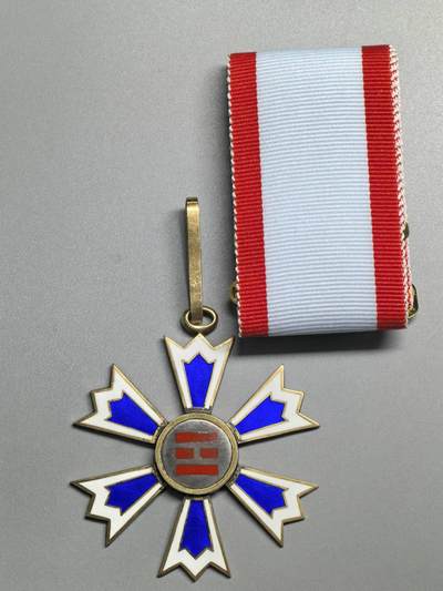 小驴勋章奖章收藏3月21日周六晚六点拍卖（珍爱和平，收藏战争，铭记历史，勿忘国耻，忠党爱国。有偿代拍，送拍规则在简介最后，参拍须阅读规则后再参拍，关系到运费包装发货时效真假辨别等关键信息，拍卖时不再发原图，看大图店主微信码在拍卖店铺介绍里） - 韩国三等八卦勋章，大修，请自行判断，绶带后配