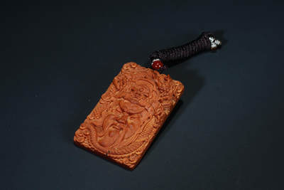 上海都达杂项专场100【全场包邮】  - 檀香木精雕《御龙关公》挂件69-319