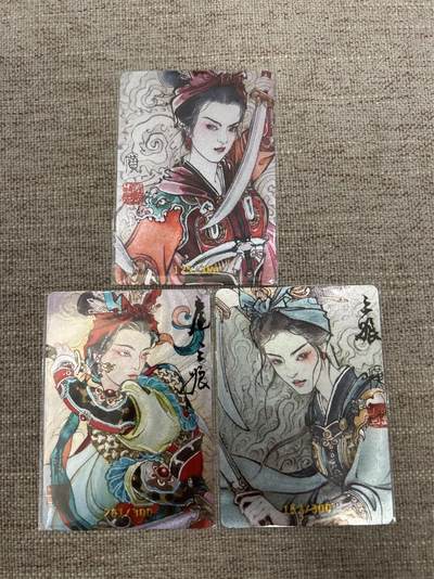 喜灰玩卡拍卖第五期，接拍品0佣金，欢迎送拍，释放现金流，让自己有资金可以购买更多喜欢的卡牌，让别的卡友能淘到更多心仪的卡牌 - 启读 李广老师绘 特卡限编 粗闪三娘 一组三张 分别是261/300、125/300、153/300 最后一图眼睛到底部线是印刷线，介意勿拍