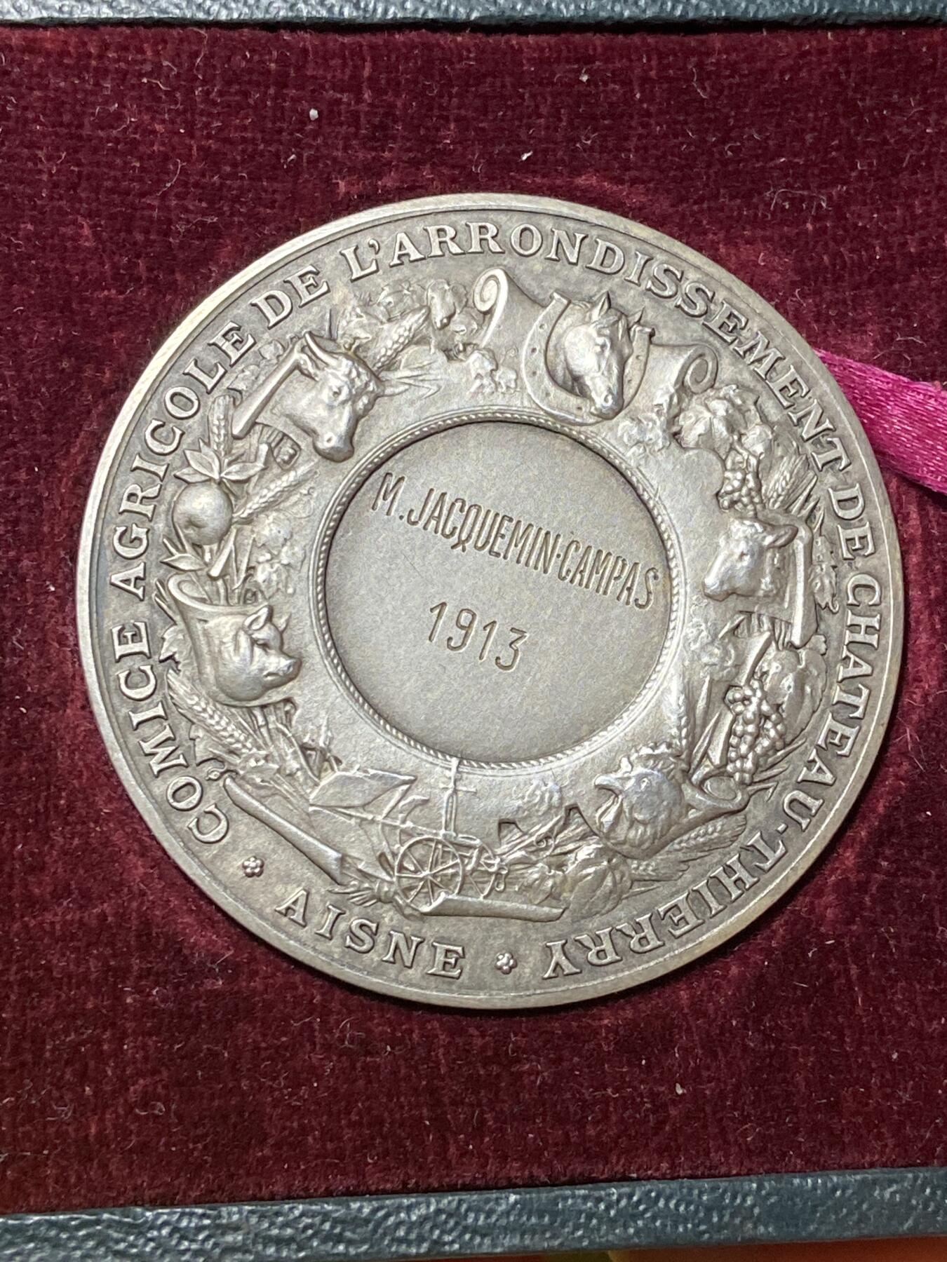 2026年第三十七场(总第二百零六场）德紧纸币特拍场(佣金3%，最低1元) 1913年法国埃纳省蒂耶里堡行政区农业协会（Comice Agricole）颁发的银质奖章，直径42mm，重33.44克。授予M.JACQUEMIN-CAMPAS，正面图案是手持橄榄枝的拟人化农业女神形象，象征农业丰收与荣誉；背面环绕的麦穗、葡萄、牛羊等元素，是法国农业协会奖章的经典设计，代表农业、畜牧业与园艺业的全面发展。