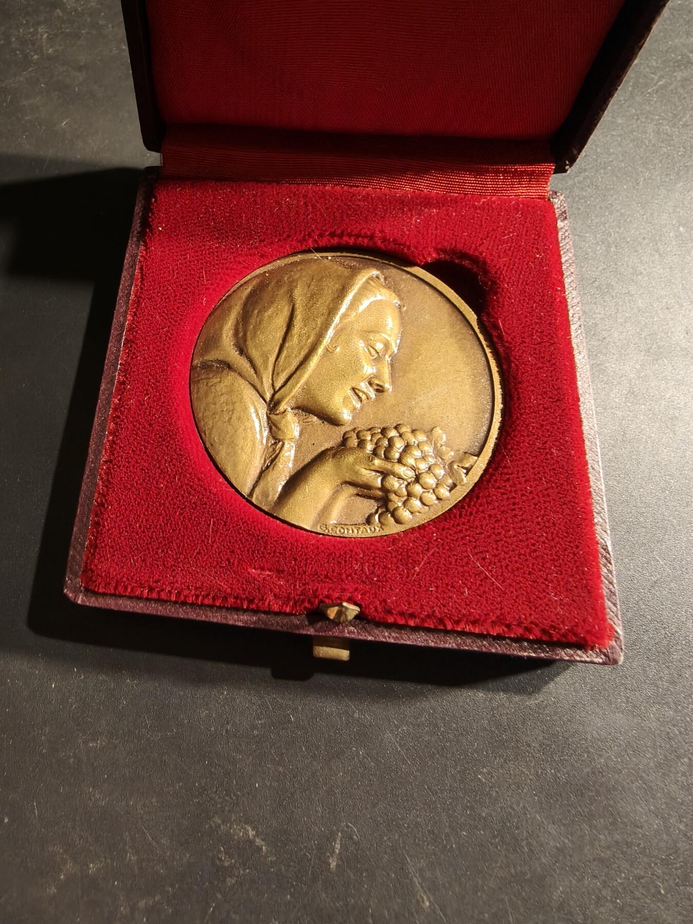 老王徽章第188期 法国1984年酒类批发贸易联合会大铜章     原盒     直径50mm     重量58.7g