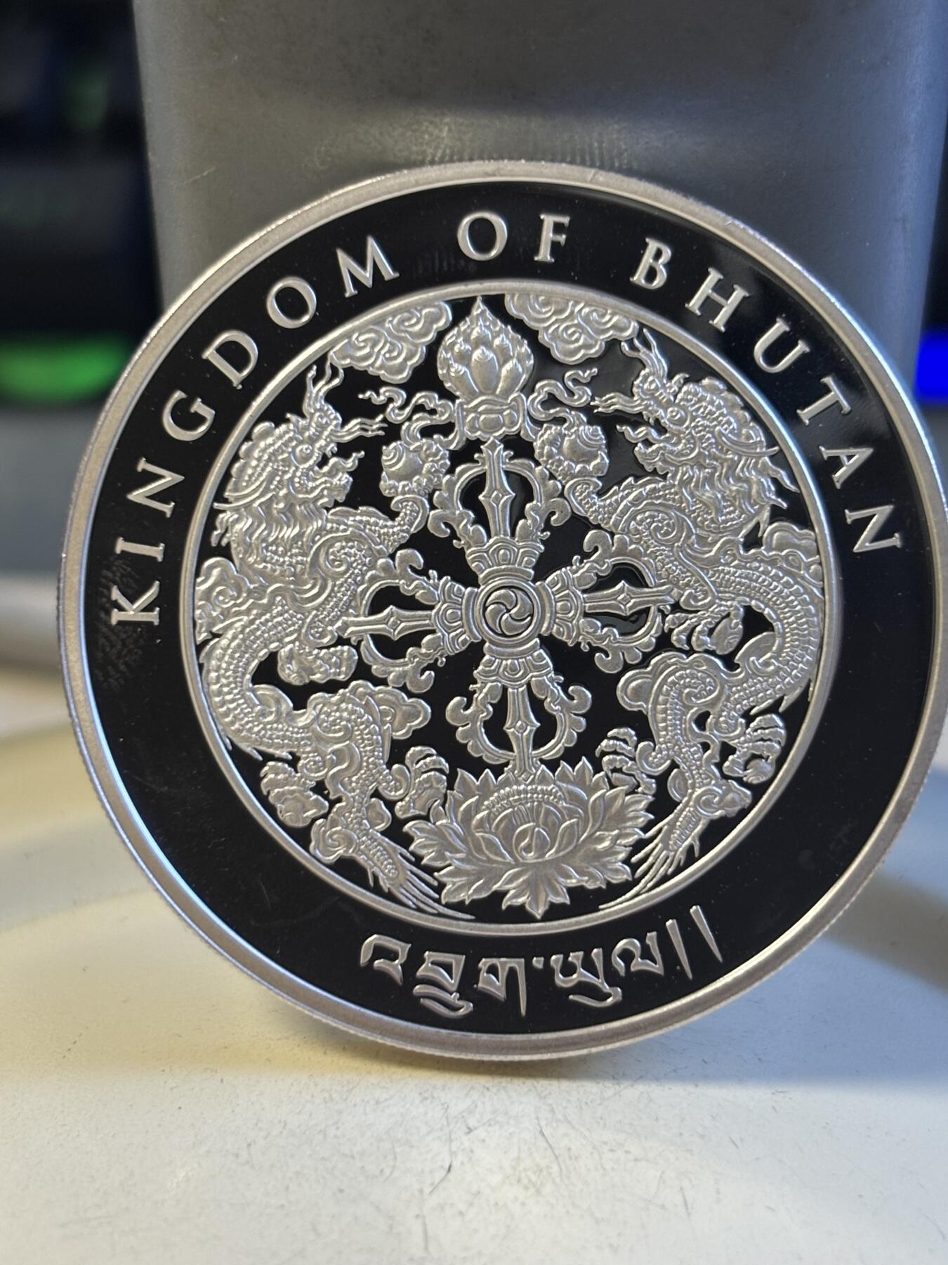 第194期拍卖 不丹2018年中国生肖系列狗年1盎司高浮雕彩色银币，999银