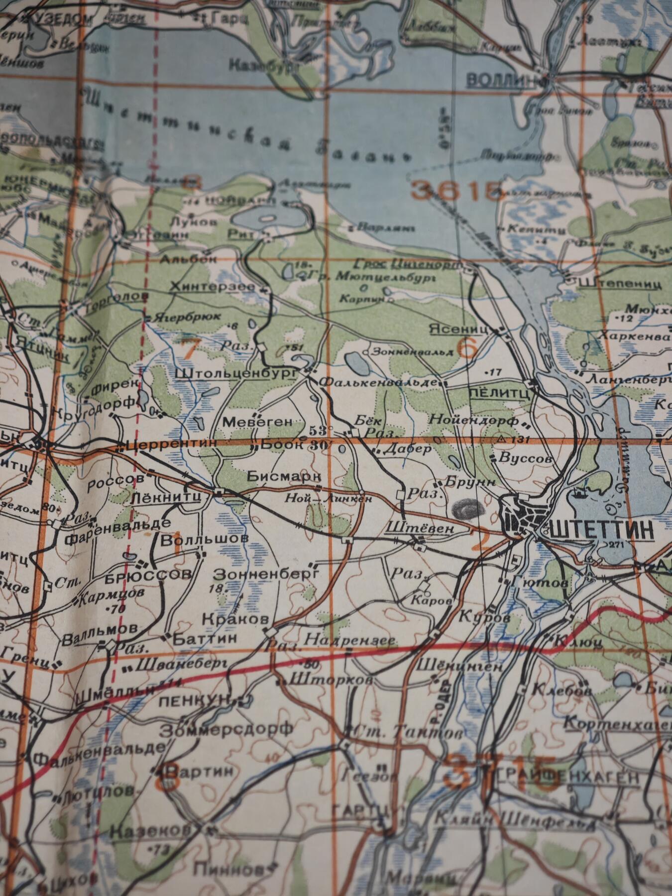 橙子收藏第六期 (极珍，镇馆级别）1940年苏联红军总参谋部柏林攻势实战军用地图｜带原始战术标记 ，完整记录了从波兰基地到柏林的进攻路线，是二战欧洲战场收官阶段、纳粹德国覆灭的核心见证，也是研究苏军战略战术的一手资料。 二战纳粹覆灭直接实物。