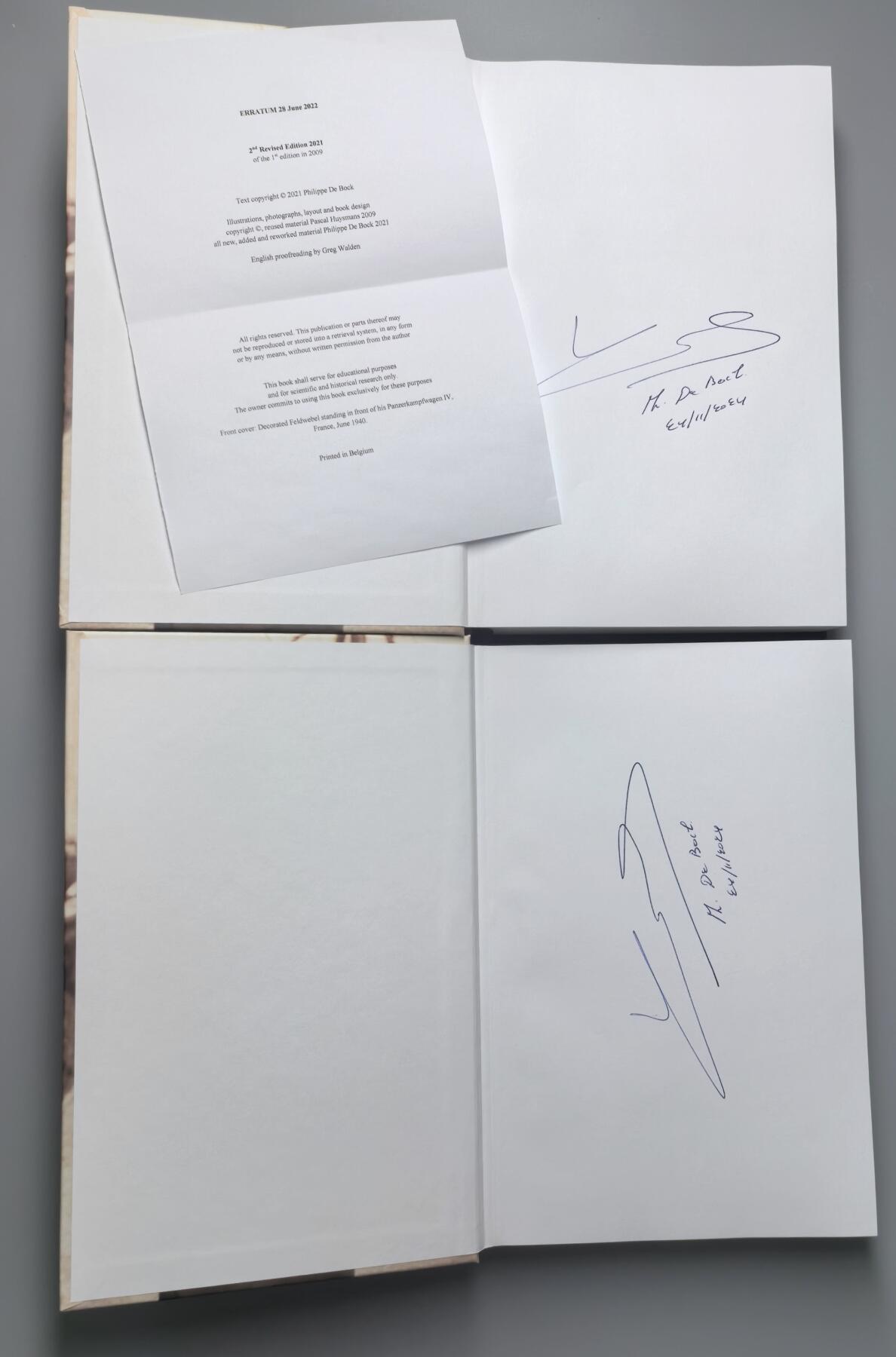 小驴勋章奖章收藏3月21日周六晚六点拍卖（珍爱和平，收藏战争，铭记历史，勿忘国耻，忠党爱国。有偿代拍，送拍规则在简介最后，参拍须阅读规则后再参拍，关系到运费包装发货时效真假辨别等关键信息，拍卖时不再发原图，看大图店主微信码在拍卖店铺介绍里） 《二战德国坦克突击奖章》上下册，世界最顶尖坦克突击奖章专家PHILIPPE先生作品，2021年修订本，新增PHILIPPE先生十几年的研究成果，增加了200页，书页数达到1100页，作者亲签扉页，(3公斤重，完整运回国费用很高），非常专业的书看完记住就可以成为坦克击奖章专家了