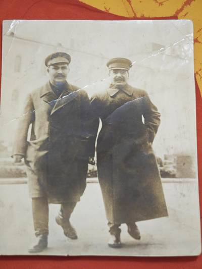 橙子收藏第六期 - 📸 (大清洗）1931-1936年斯大林与伏罗希洛夫合影 这是一张苏联斯大林时代极具历史价值的原版老照片，记录了20世纪30年代苏联权力核心的珍贵瞬间，兼具史料意义与收藏价值。